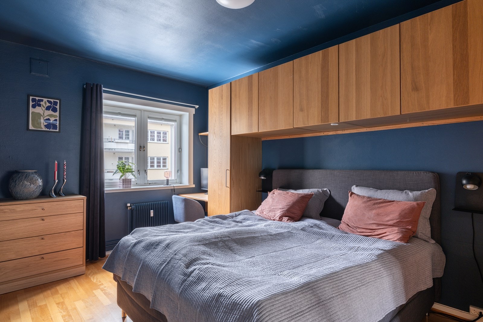 Soverommet er av den romslige størrelsen. Her er det god plass rundt sengen (180 cm seng) og gode oppbevaringsløsninger. Galleribilde