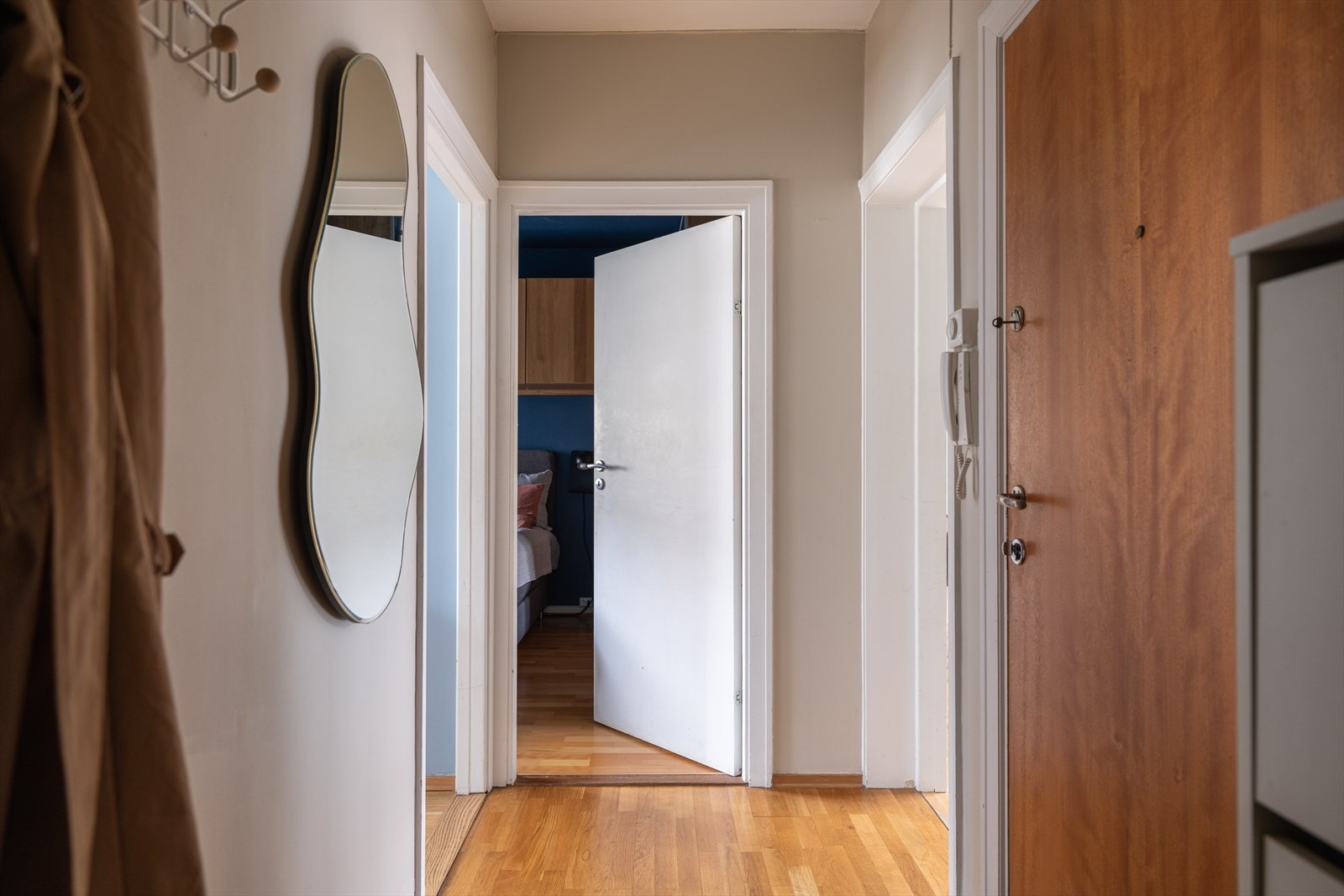 Fin gang med plass for oppheng av yttertøy og skoskap. Galleribilde