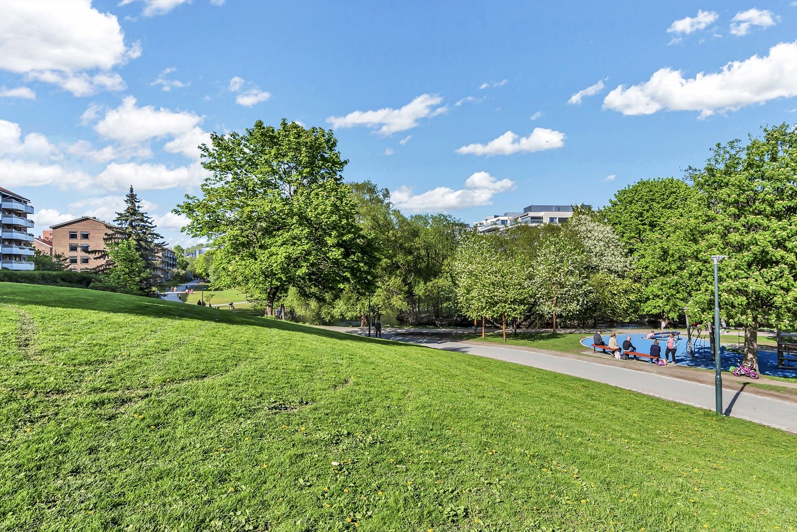 Det er flere flotte parker og grøntområder i nærheten, som blant annet Bjølsendumpa, Bjølsenparken og Voldsløkka Galleribilde