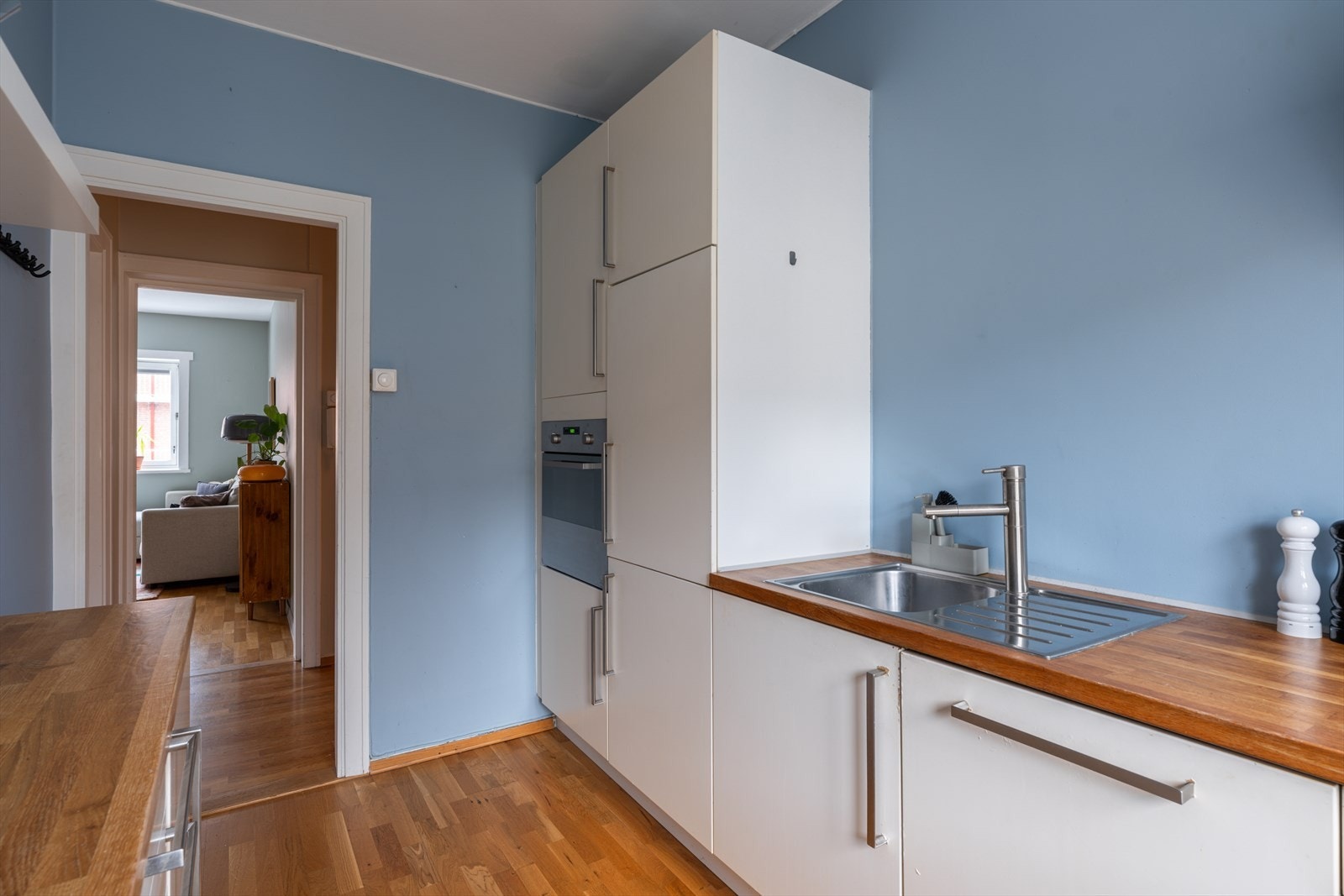 Fra stuen og igjennom gangen så kommer man til det separate kjøkkenet. Galleribilde