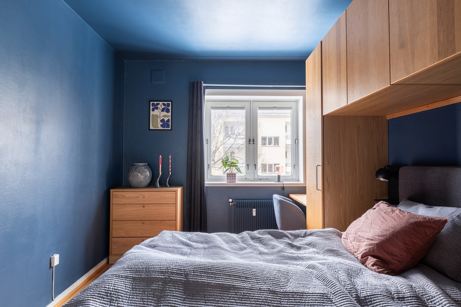 Fin løsning med skrivebord ved vinduet. Galleribilde