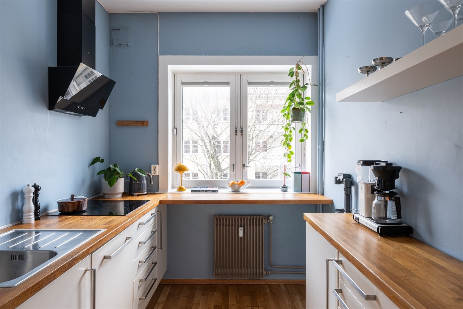 Pent og tidløst kjøkken med mye oppbevaringsplass. Galleribilde