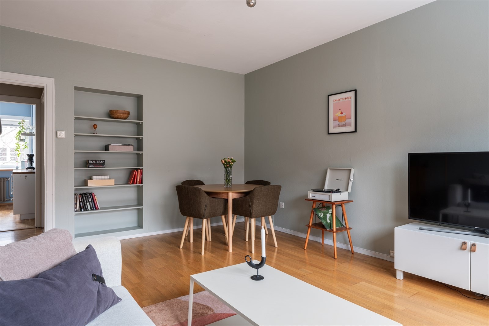 Legg merke til den innfelte bokhyllen i veggen. Galleribilde