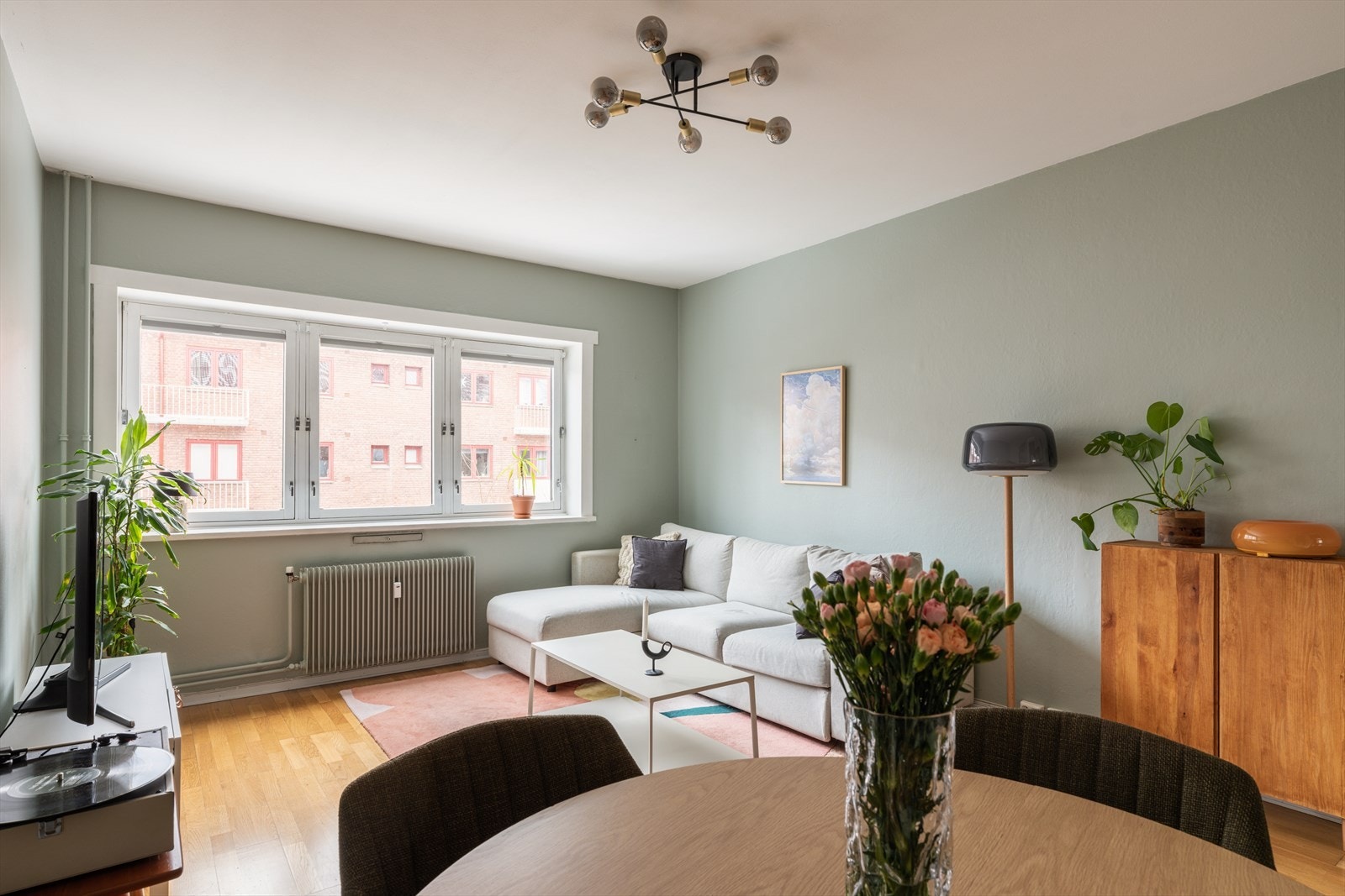 Her bor du i en sjarmerende leilighet med god takhøyde og mye naturlig lysinnslipp Galleribilde