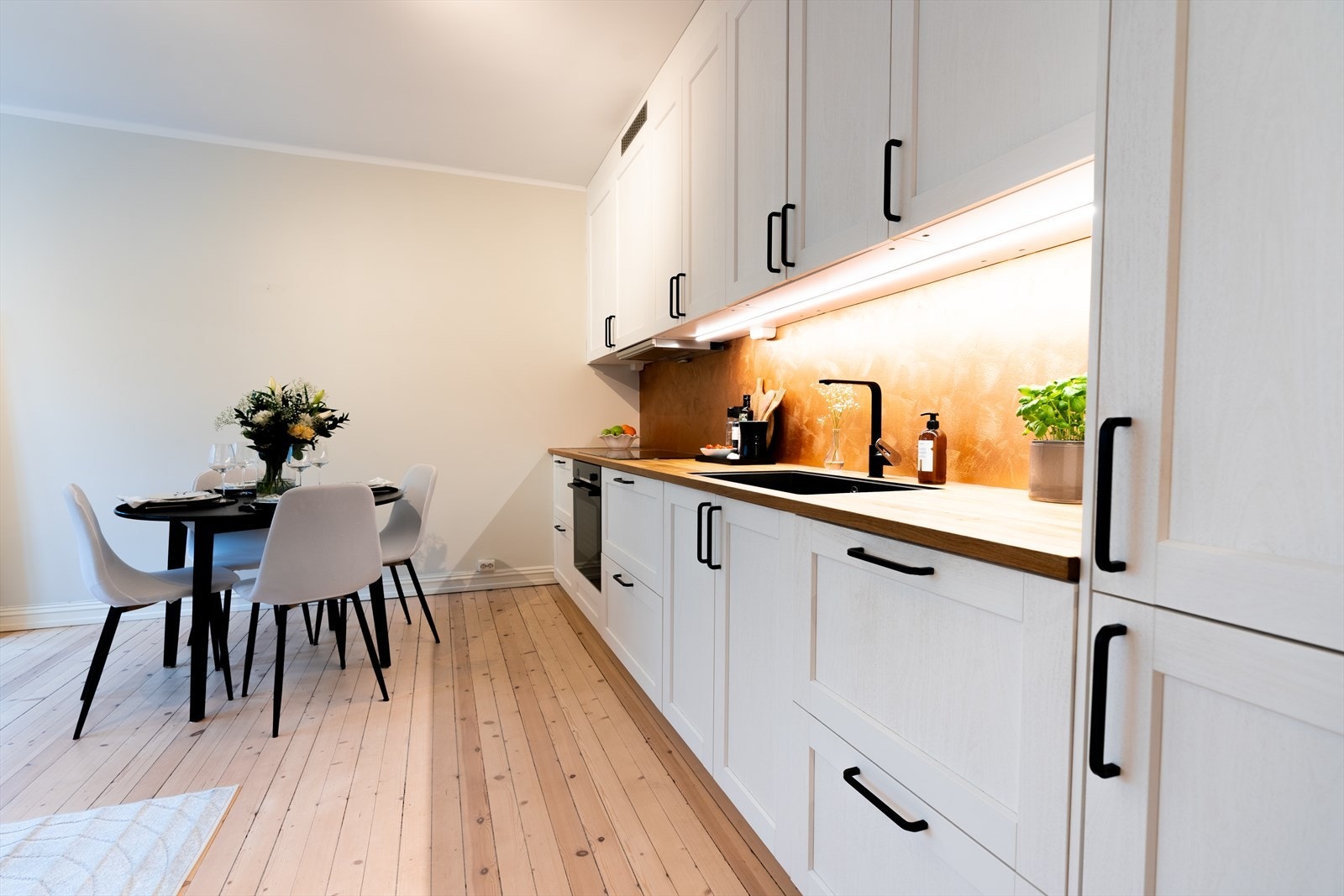 Videre er det integrert induksjonstopp, stekeovn, oppvaskmaskin og kjøle -/fryseskap. Komfyrvakt samt aquastop/lekkasjevarsler med sensorer og magnetventil er installert. Galleribilde