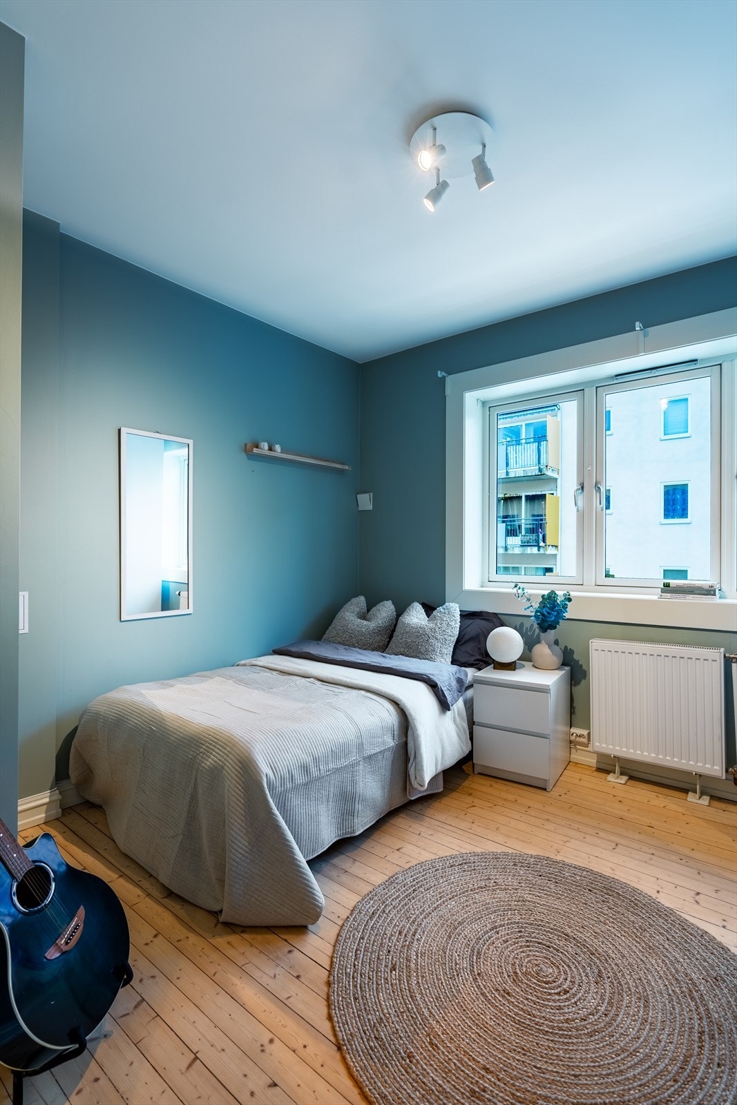 Koselig soverom med plass til seng, kontorpult og nattbord. Galleribilde