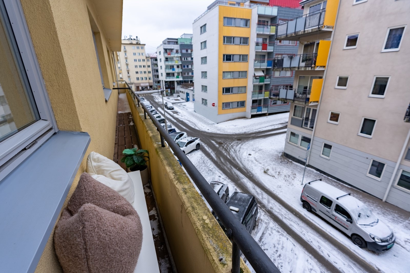 Fra stuen er det utgang til en brannbalkong, som gir et hyggelig lite uterom i sommerhalvåret. Perfekt for å nyte morgenkaffen. Galleribilde