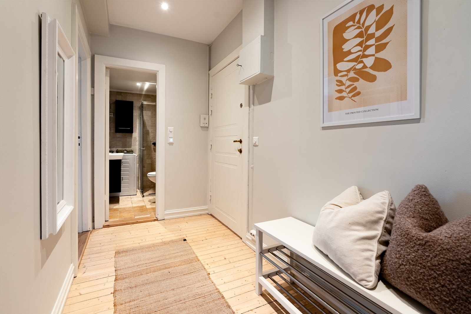 Her ønskes du velkommen inn til en lys og innbydende entré som skaper et umiddelbart godt førsteinntrykk. Her kan du enkelt henge fra deg klær og sko Galleribilde