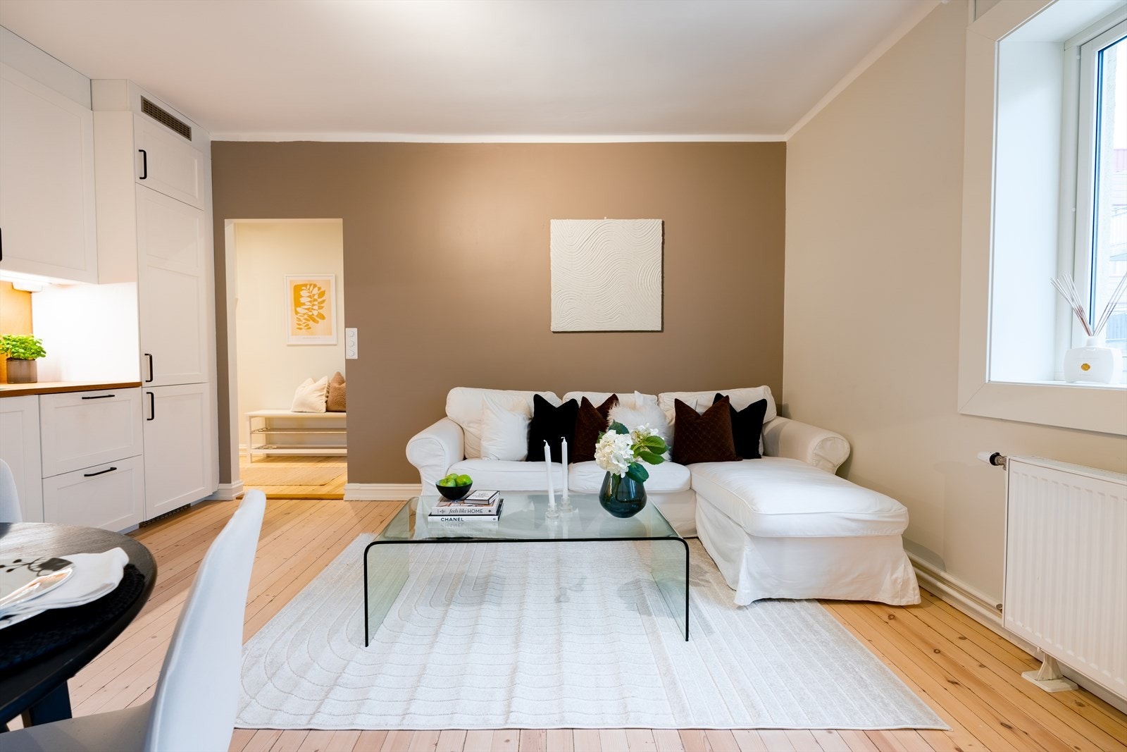 Den lyse og luftige stuen har store vindusflater som slipper inn rikelig med naturlig lys. Stuen har god plass til sofagruppe og spisebord, med fleksible møbleringsmuligheter. Galleribilde