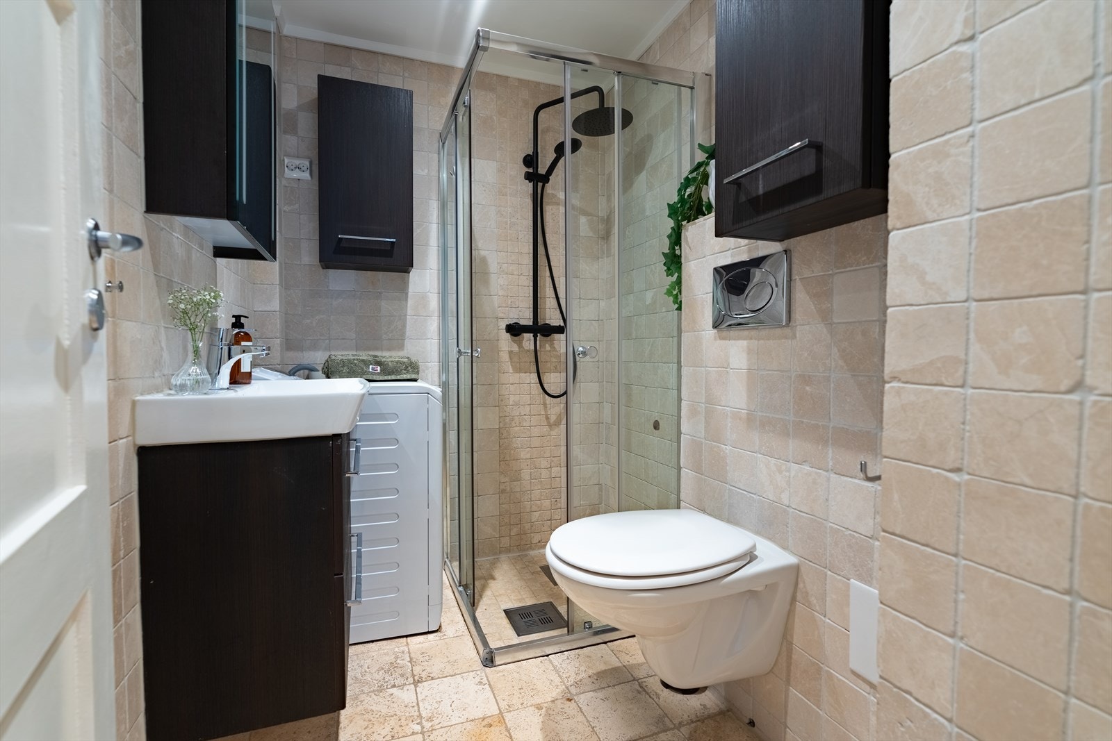 Bad med flislagte vegger og gulv med varmekabler som gir en behagelig temperatur. Badet er modernisert i 2012. Baderommet ble overflateoppusset med flis på flis i 2022. Galleribilde