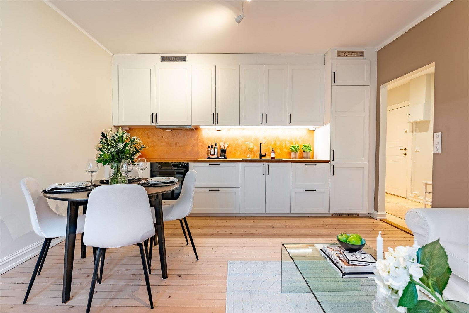 Kjøkkeninnredning fra 2022. Kjøkkenet har profilerte fronter med god skap og benkeplass. Benkeplaten er av heltre med nedfelt vaskekum i kompositt og belysning over benkeplaten. Galleribilde