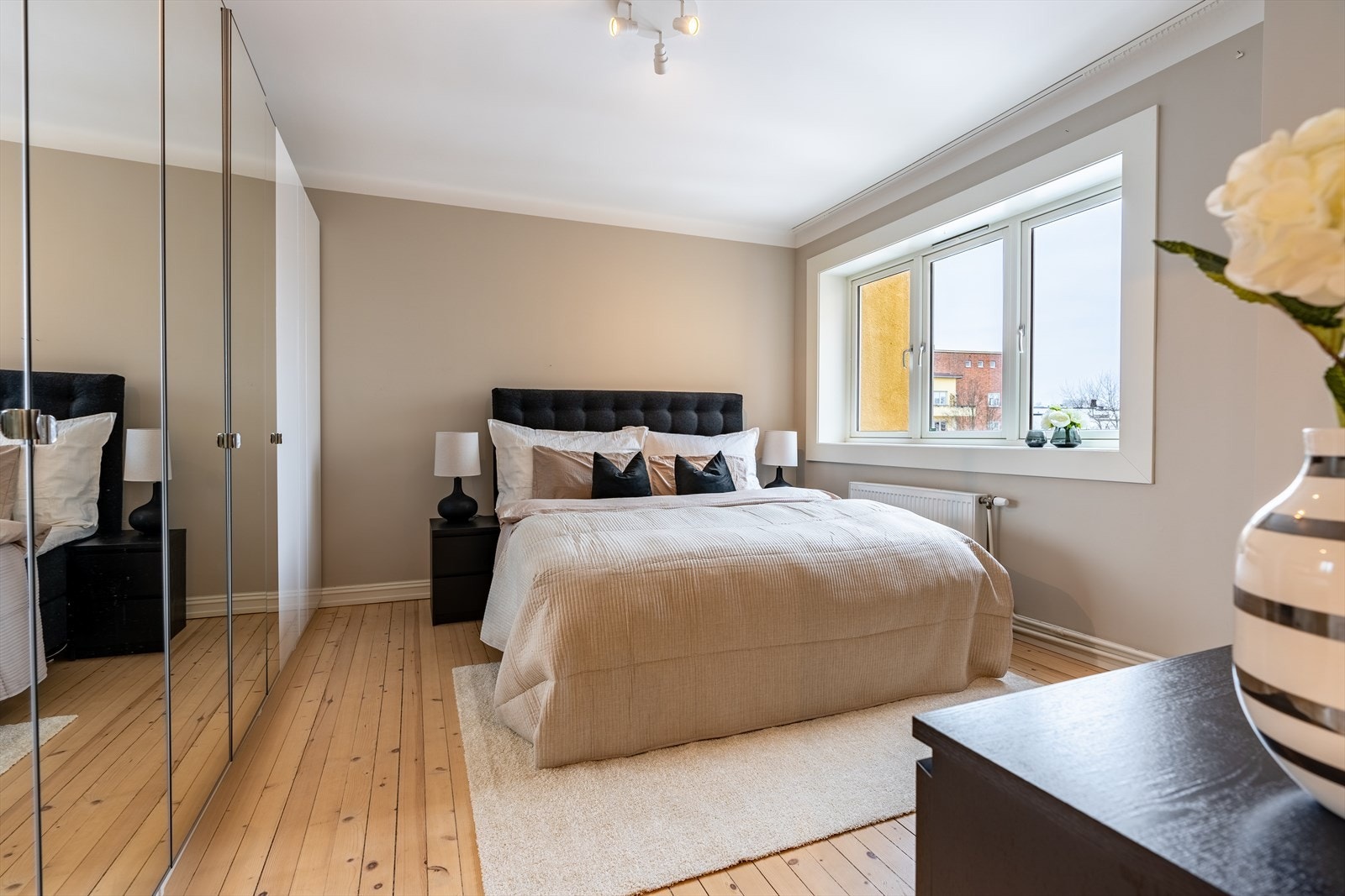 Romslig hovedsoverom med god plass til dobbeltseng, nattbord, garderobeskap og kommoder. Soverommet er vendt mot rolige fellesområder, som skaper en behagelig atmosfære. Galleribilde