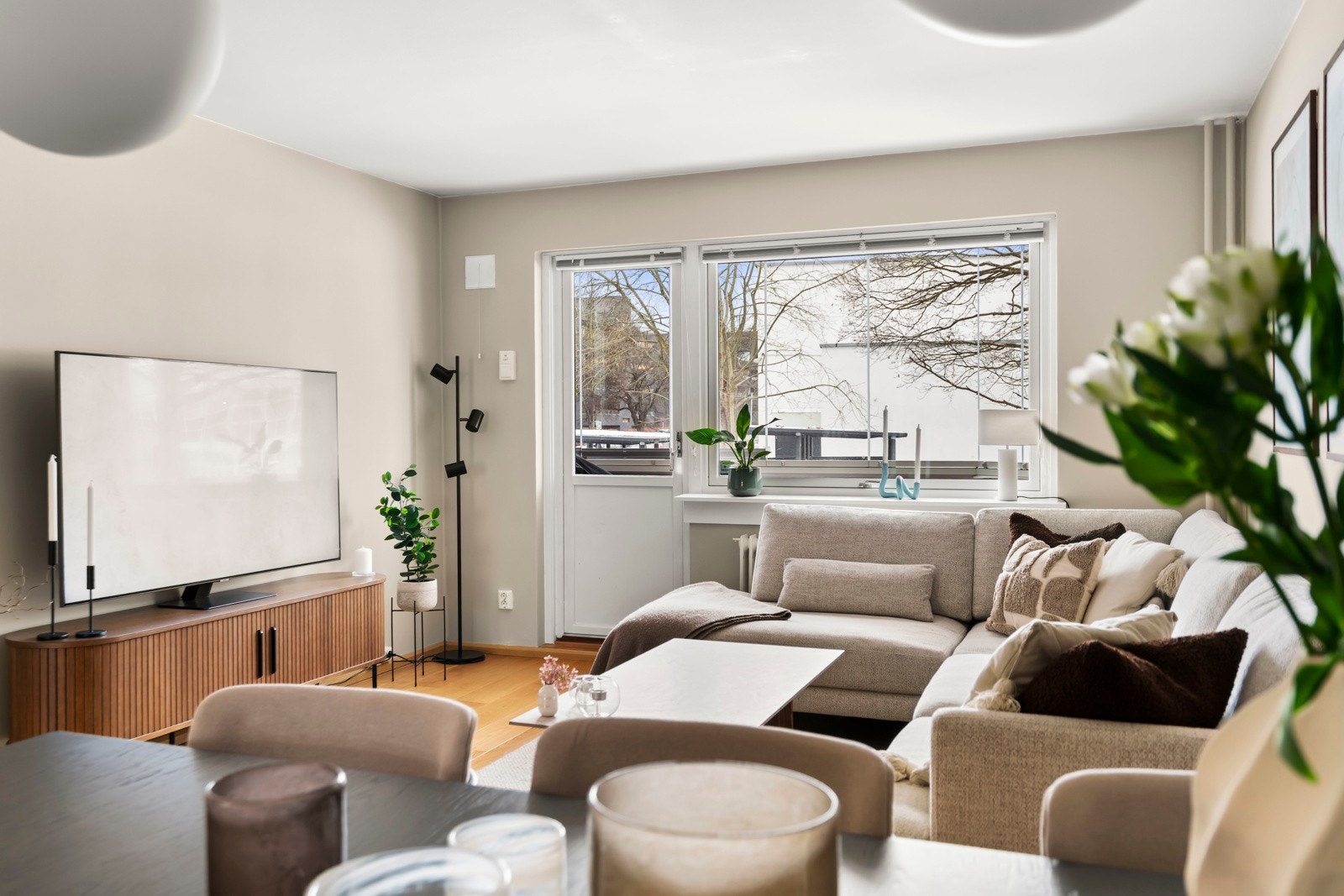 Stuen er romslig og lett å møblere, med god plass til både sofa- og spisegruppe. Galleribilde