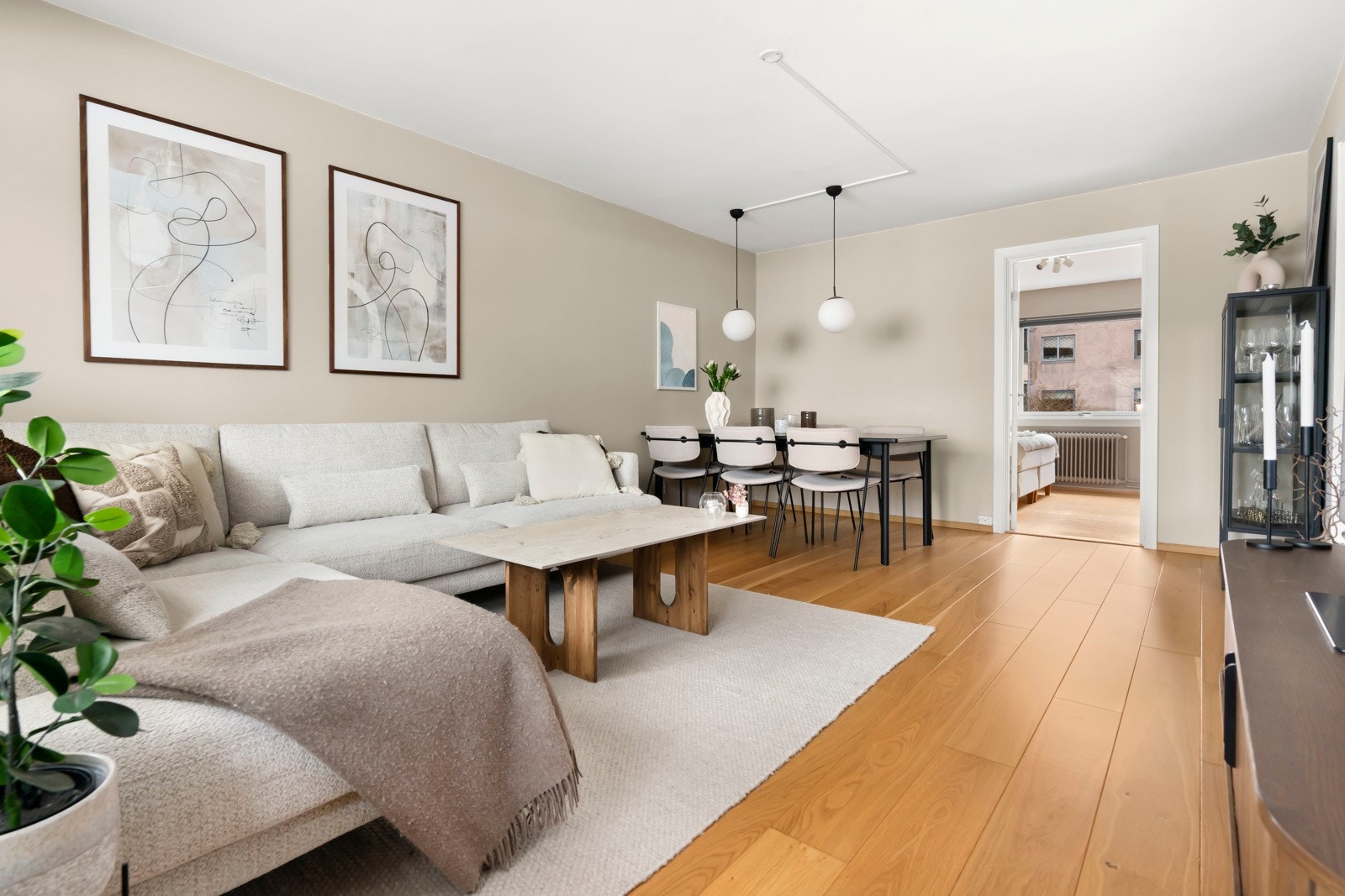 Takhøyden på ca. 2,44 meter bidrar til en god romfølelse. Galleribilde