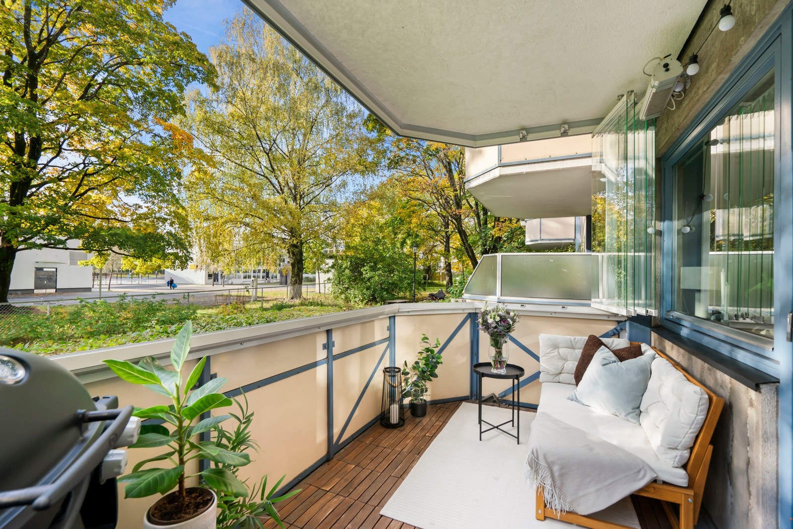 Boligen har frodige omgivelser med stor hage, og har skjermet beliggenhet. Galleribilde