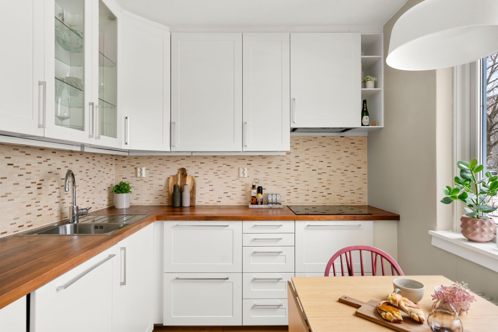 Innredningen har profilerte, folierte fronter og heltre benkeplate med nedfelt kum i rustfritt stål. Galleribilde