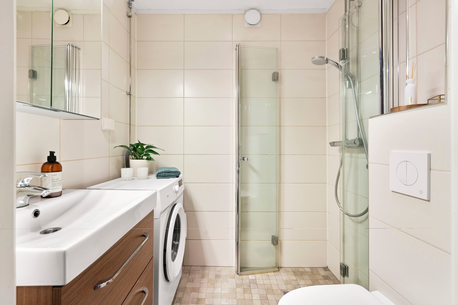 Gulvet er flislagt og utstyrt med termostatstyrte varmekabler. Galleribilde