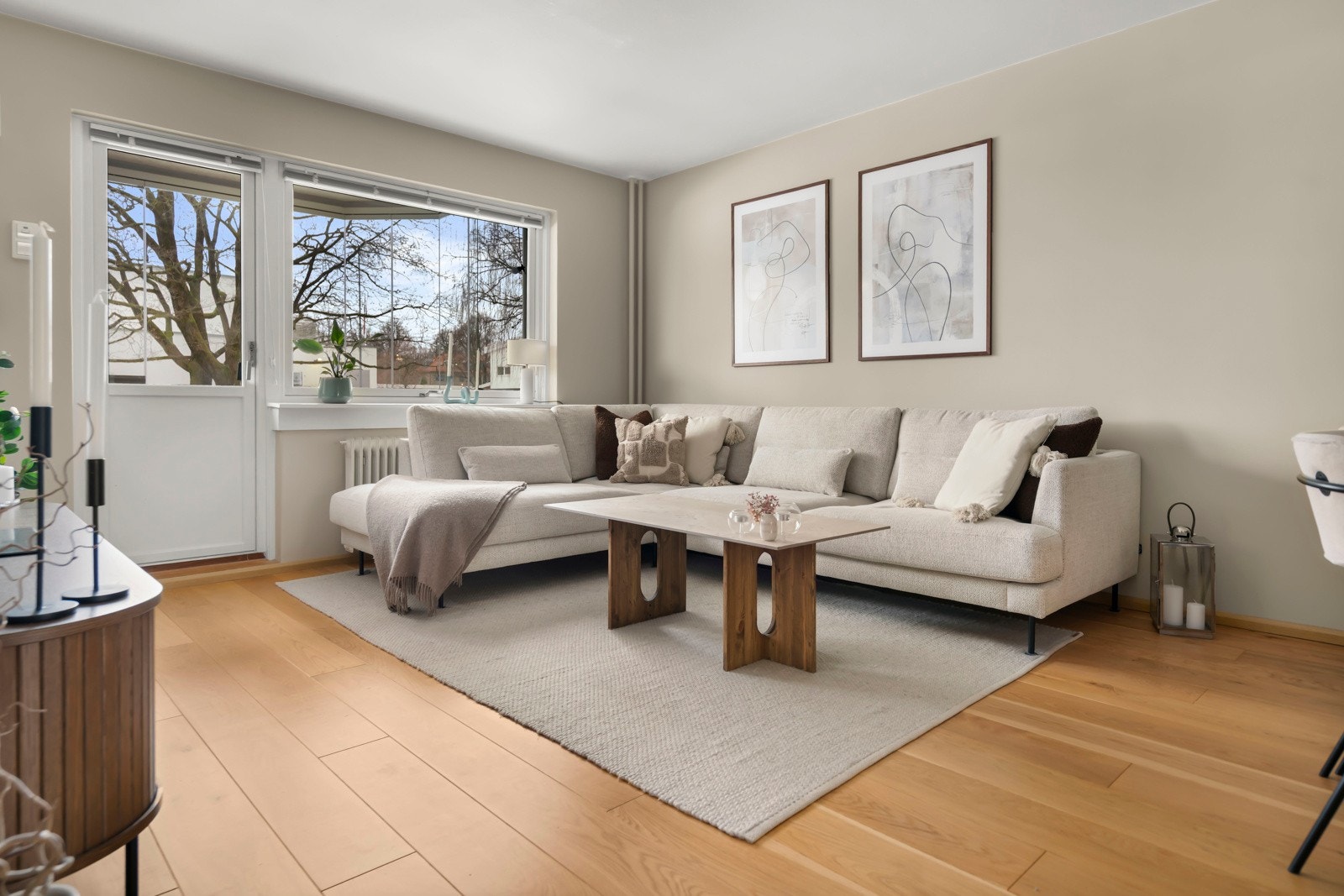 De store vindusflatene slipper inn rikelig med dagslys og skaper en lys og trivelig atmosfære. Galleribilde