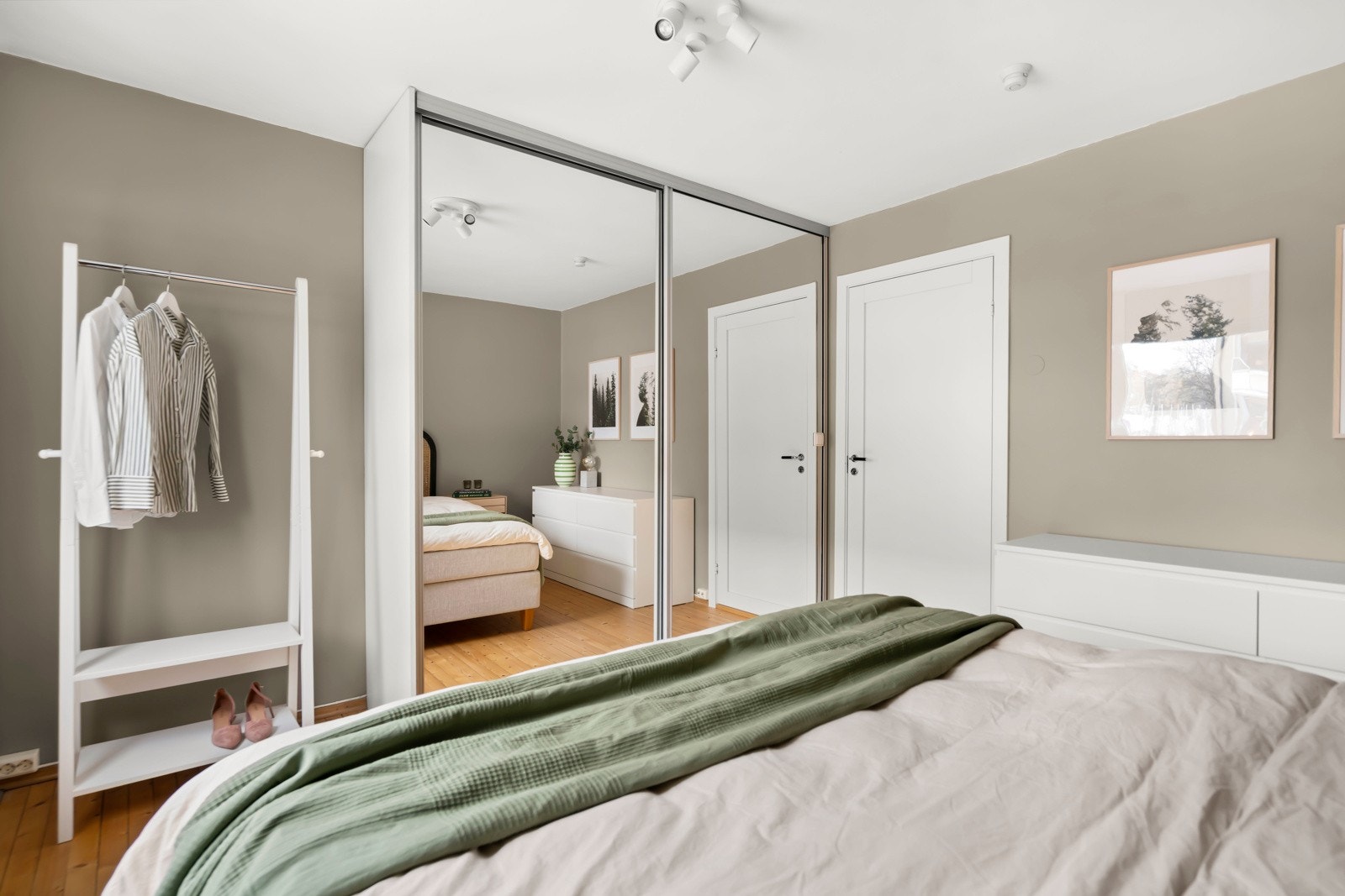 Rommet har et rolig og tidløst uttrykk. Den gode romstørrelsen gir fleksible møbleringsmuligheter. Galleribilde