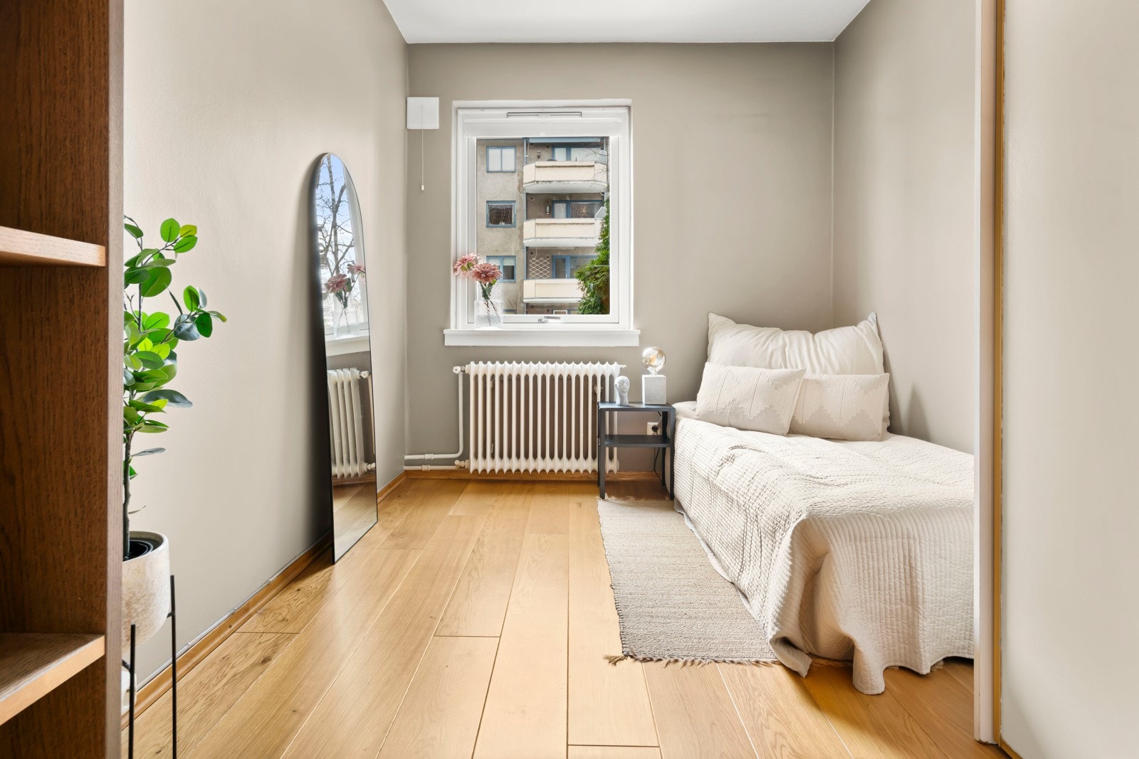 Rommet oppleves som et naturlig tilbaketrukket og privat soveområde i leiligheten. Galleribilde