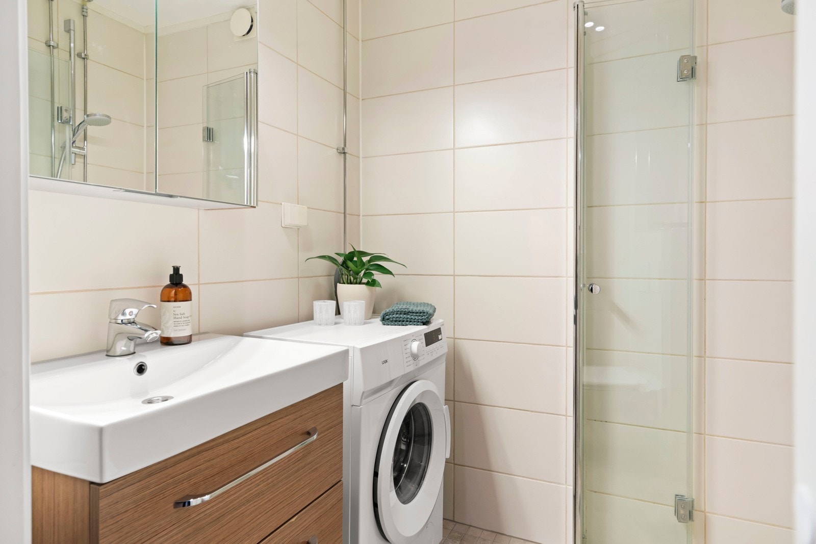 Det er opplegg for vaskemaskin, og ventilasjon skjer via naturlig avtrekk. Galleribilde