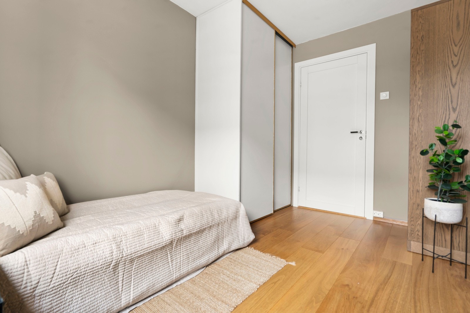 Den praktiske utformingen gjør rommet enkelt å innrede med seng, skrivebord og oppbevaringsløsninger etter ønske. Galleribilde