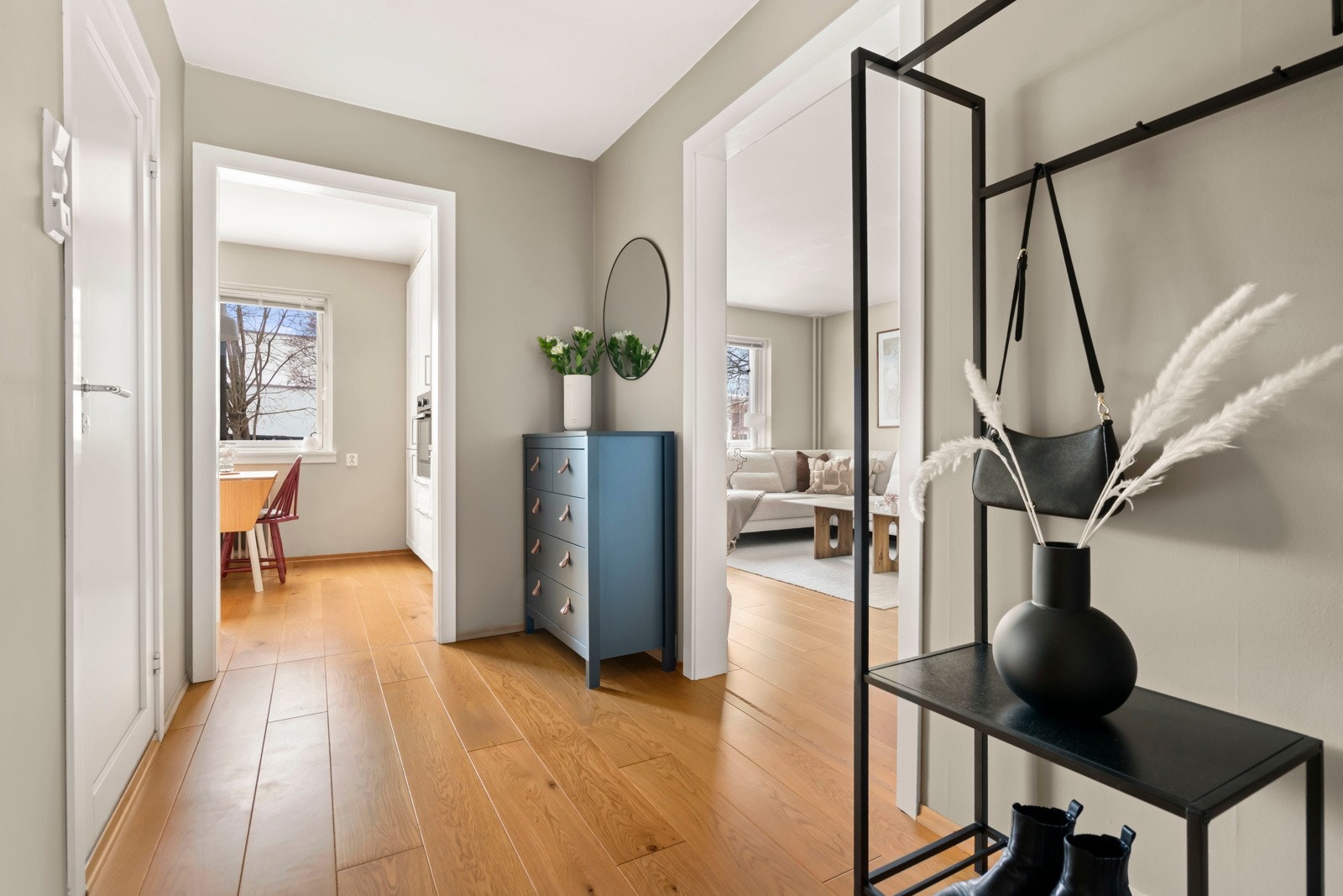Her er det plass til oppbevaring av yttertøy og sko, og løsningen bidrar til en ryddig og funksjonell adkomst til leiligheten. Galleribilde