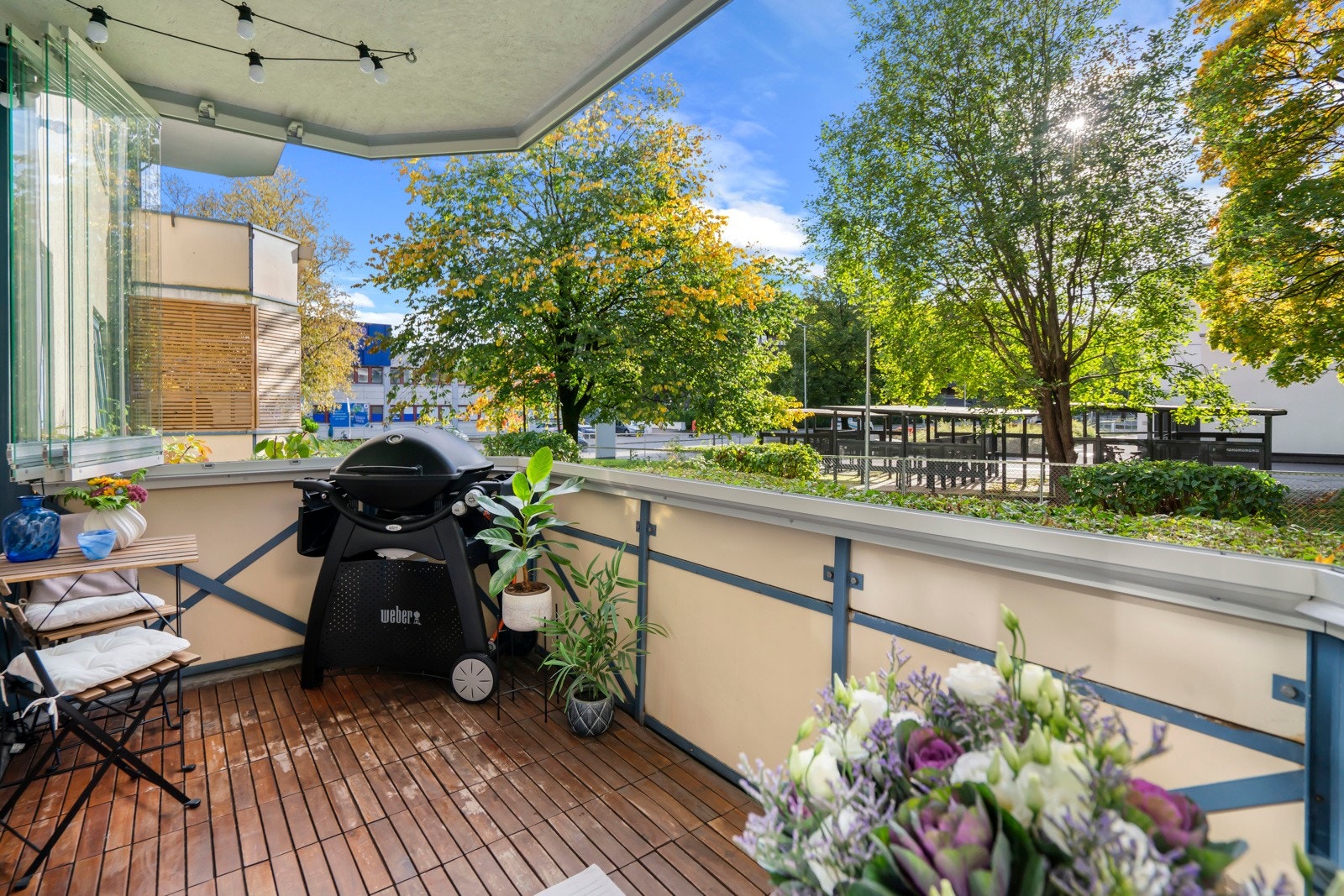 Det er god plass til både grill og sittegruppe. Galleribilde