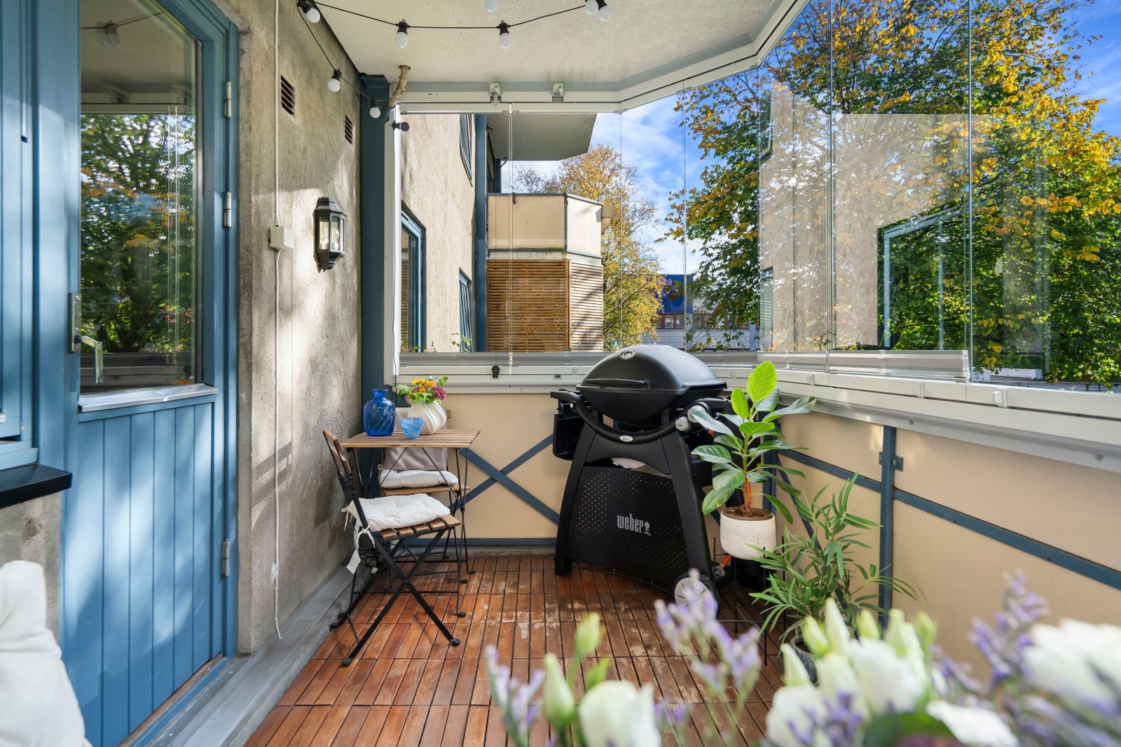 Dekke består av tremmefliser. Galleribilde