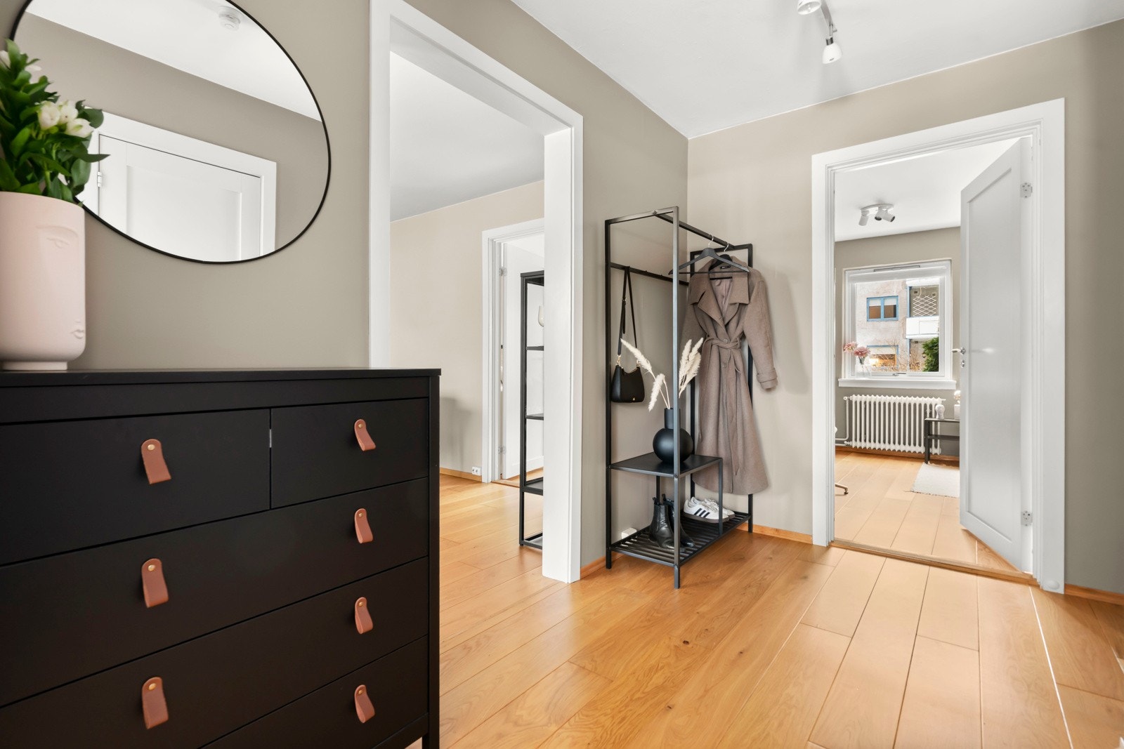 Velkommen inn! Leiligheten har en innbydende entré som gir et godt førsteinntrykk og en naturlig overgang til boligens øvrige rom. Galleribilde