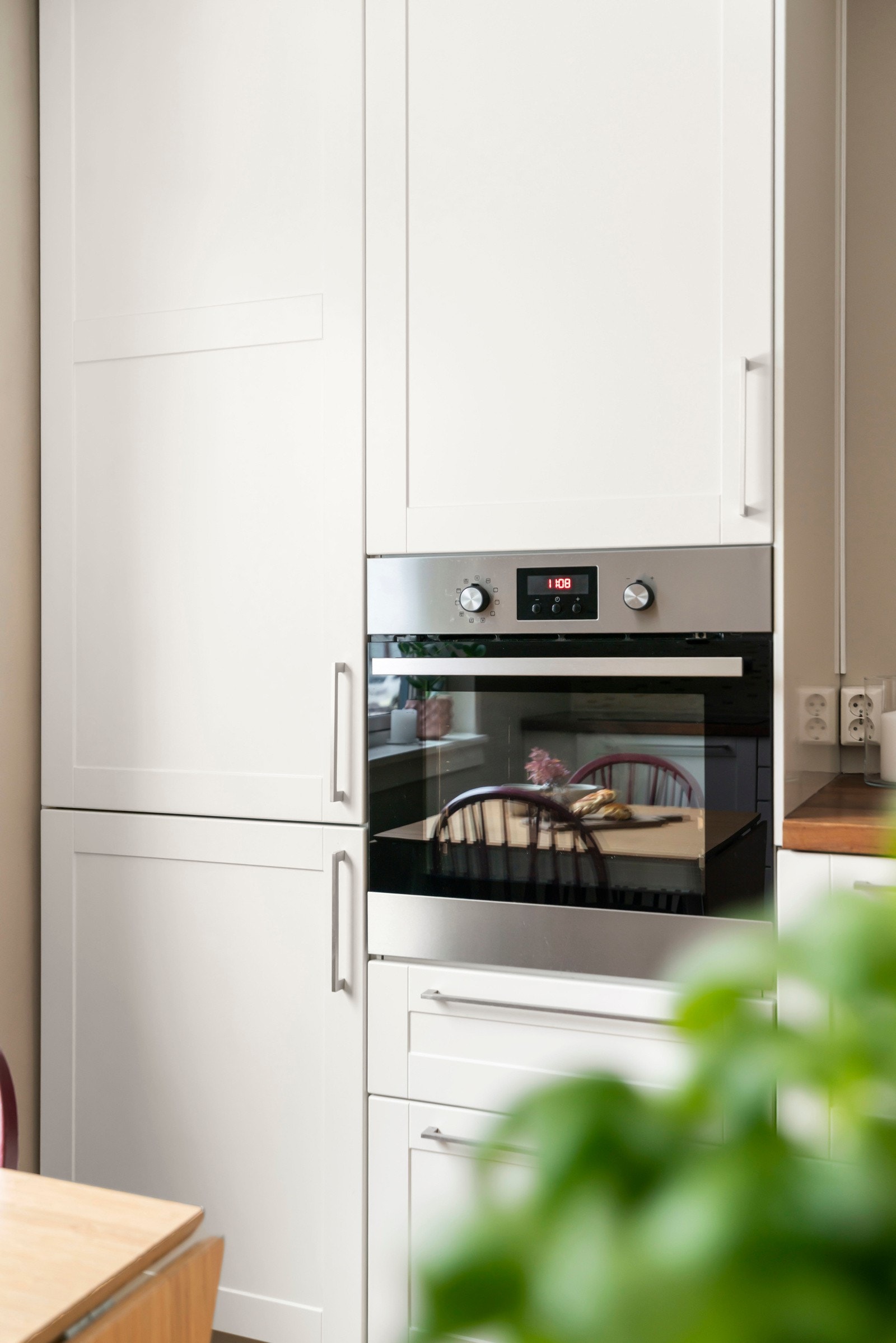 Kjøkkenet har opplegg for platetopp, stekeovn, oppvaskmaskin samt kombinasjon kjøl/frys, og gir gode rammer for både hverdagsbruk og matlaging. Galleribilde