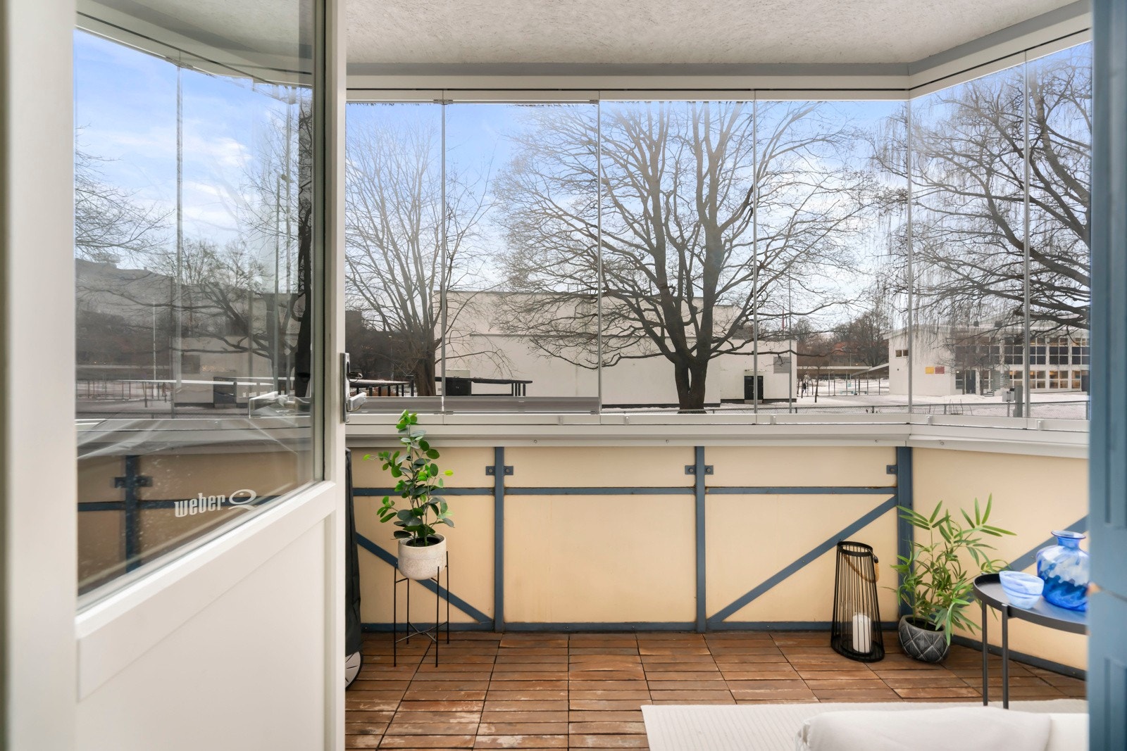 Fra stuen er det direkte utgang til innglasset balkong, som fungerer som en naturlig forlengelse av oppholdsrommet. Galleribilde