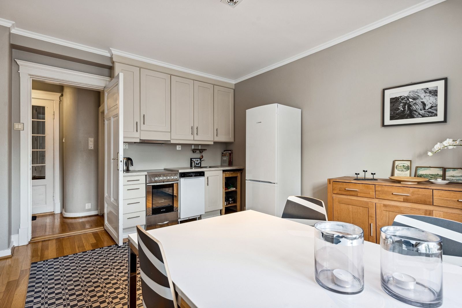 Møblert og med hvitevarer Galleribilde