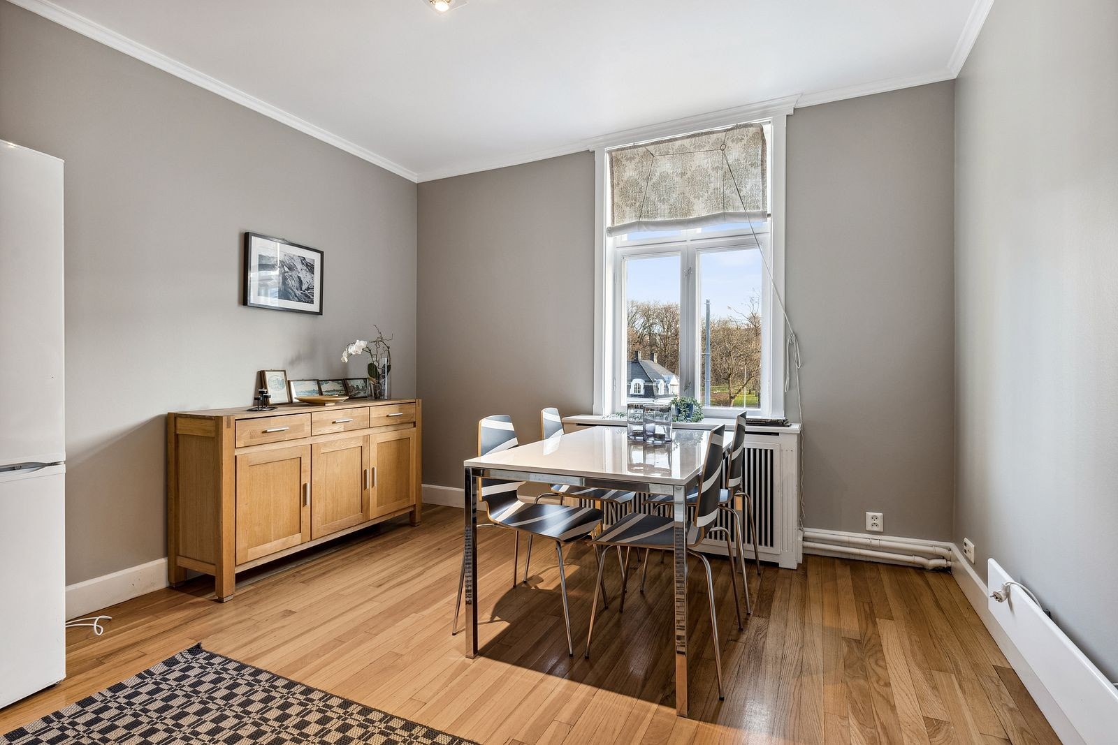 Kjøkken med god plass til spisebord Galleribilde