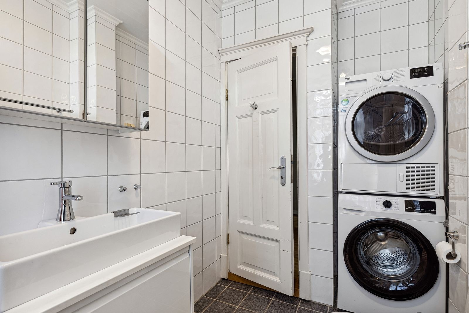 Bad med vaskemaskin og tørketrommel Galleribilde