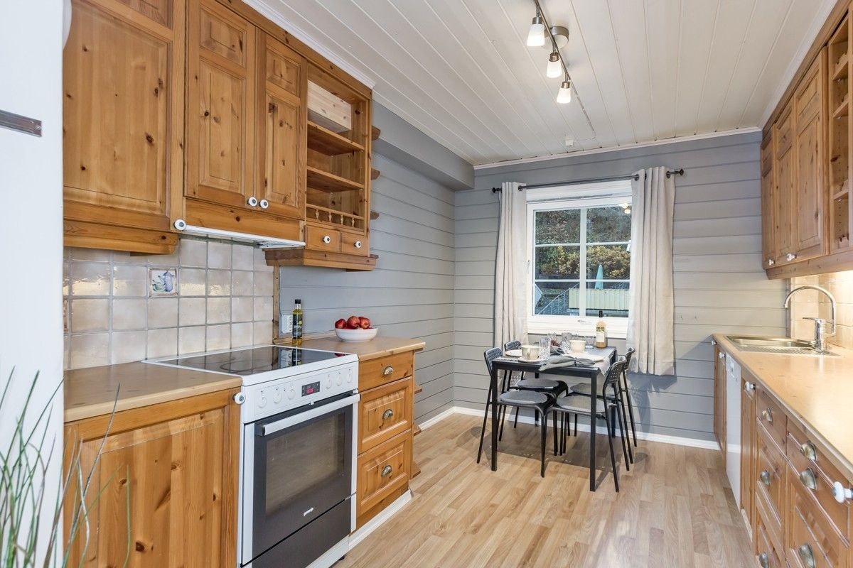 Kjøkken. Vil sannsynligvis få malt overflater og ny benkeplate Galleribilde