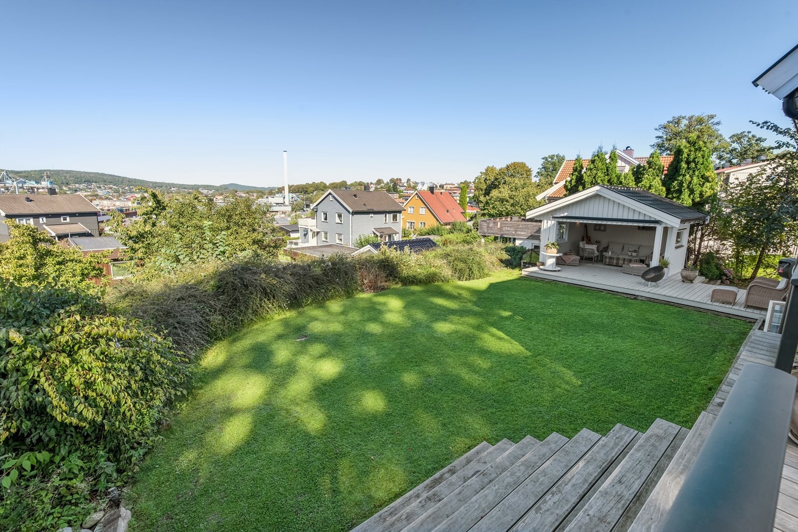 Eiendommen har en stor og velstelt hage, med rikelig boltreplass for både store og små. Galleribilde