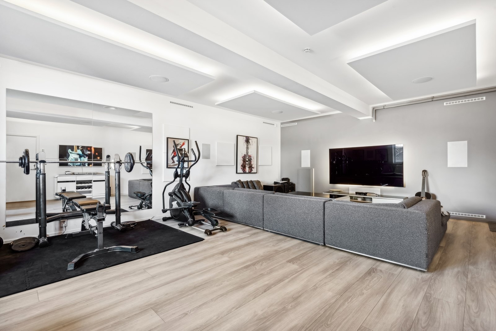 Boligen har også en ekstra stueavdeling i 1. etasje, som i 2023 ble omgjort fra garasje til en del av boligen. Galleribilde