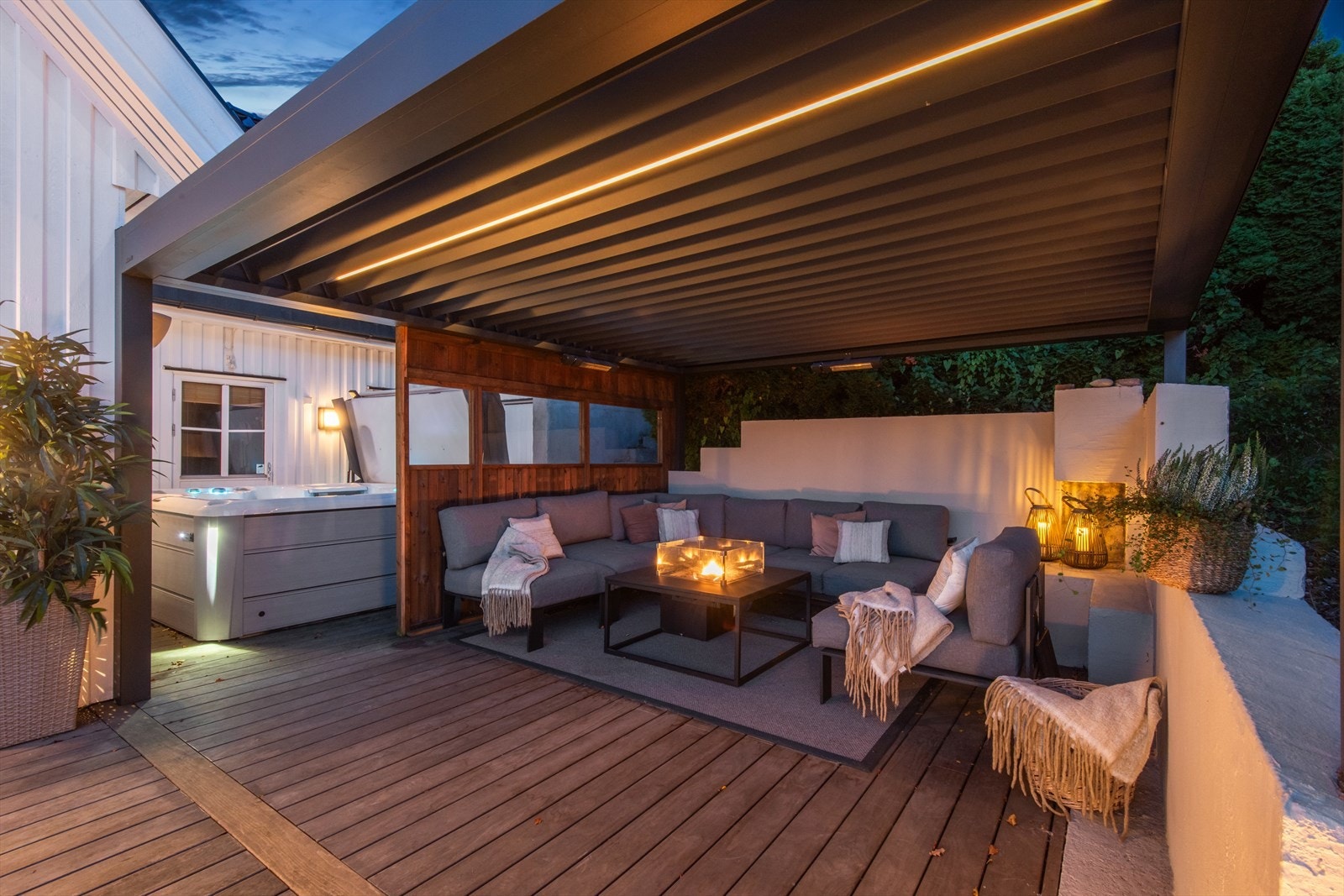 Den elektriske pergolaen gir deg muligheten til å nyte utendørsområdet uansett vær. Galleribilde