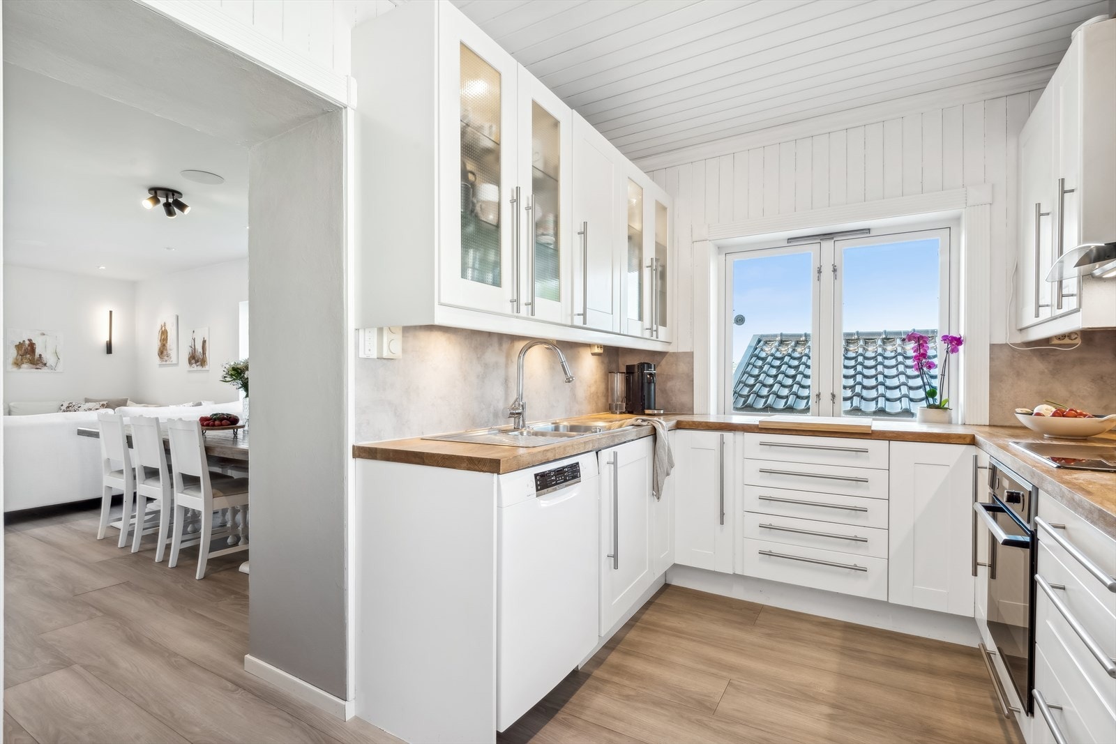 Kjøkkenet ligger i en fin løsning mot spisestuen. Galleribilde