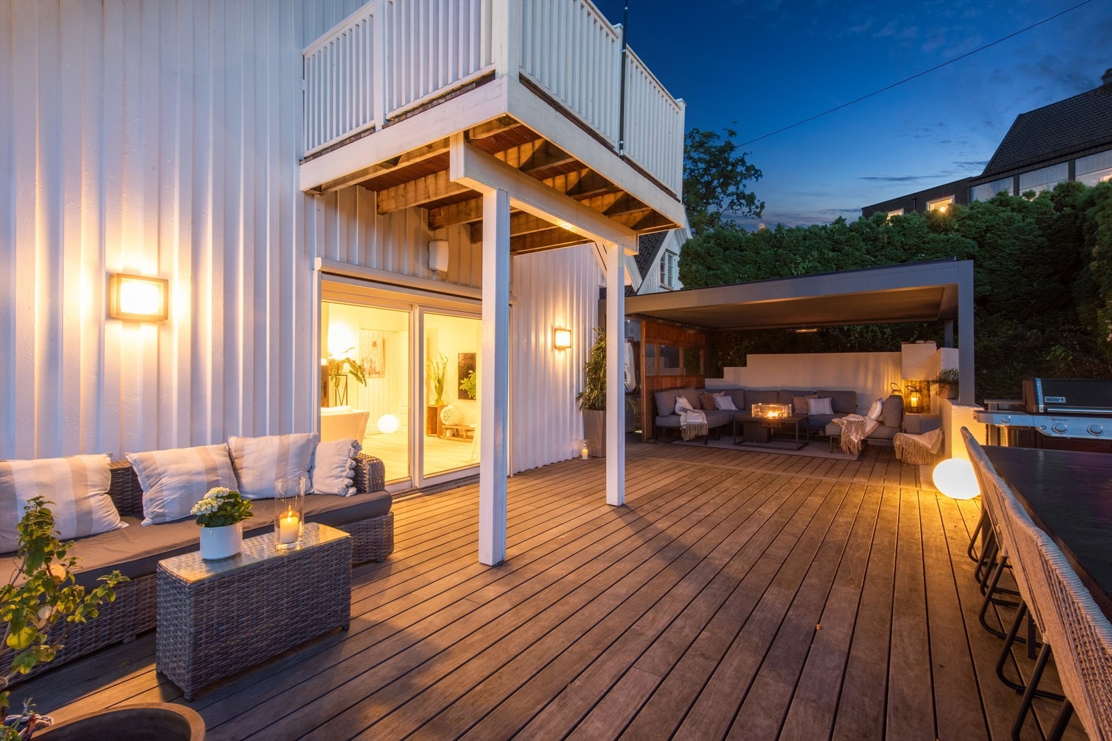 Boligens mange uteplasser gjør det enkelt for hele familien å finne sin naturlige plass. Galleribilde