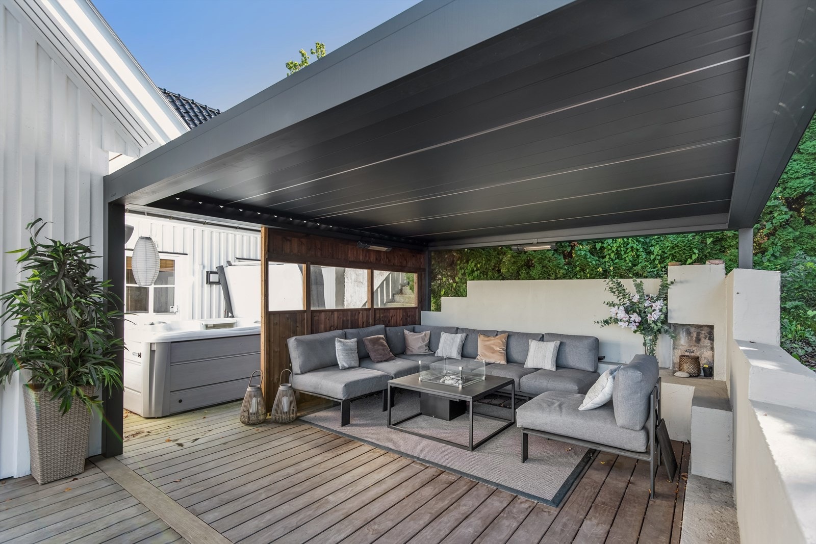 I 2022 ble uteplassen oppgradert med en spesialtilpasset elektrisk pergola fra Utedesign. Galleribilde