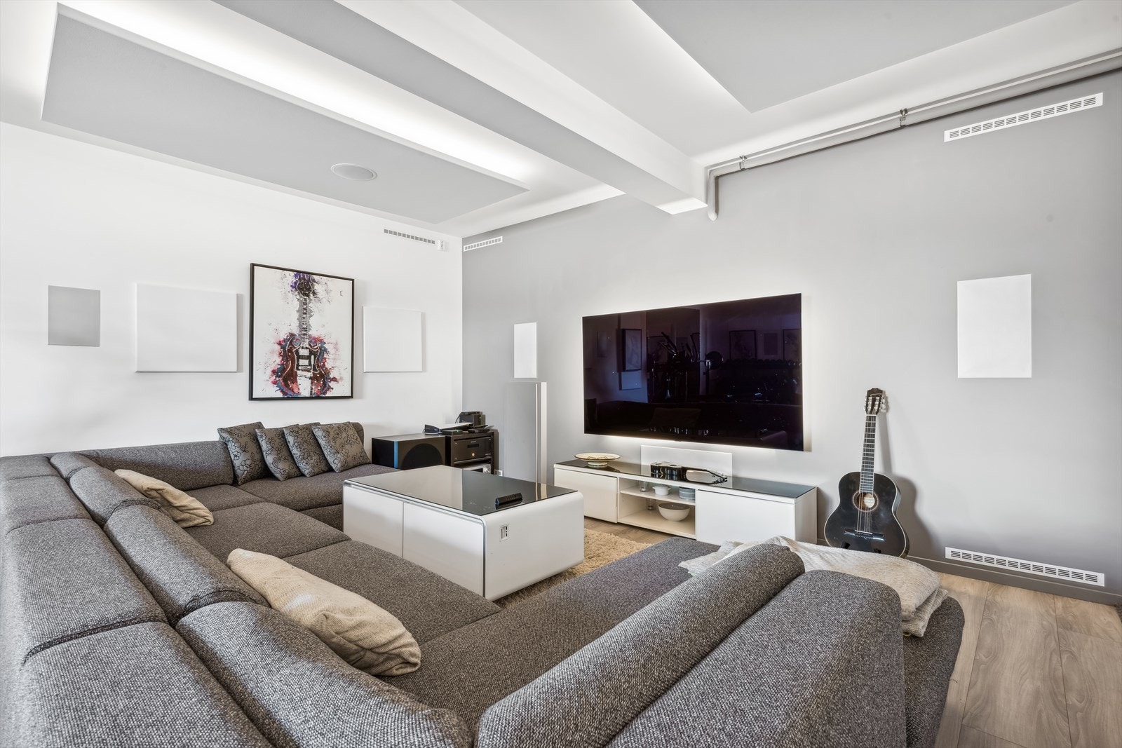 Stuen gir ekstra plass og fleksibilitet for familien. Galleribilde