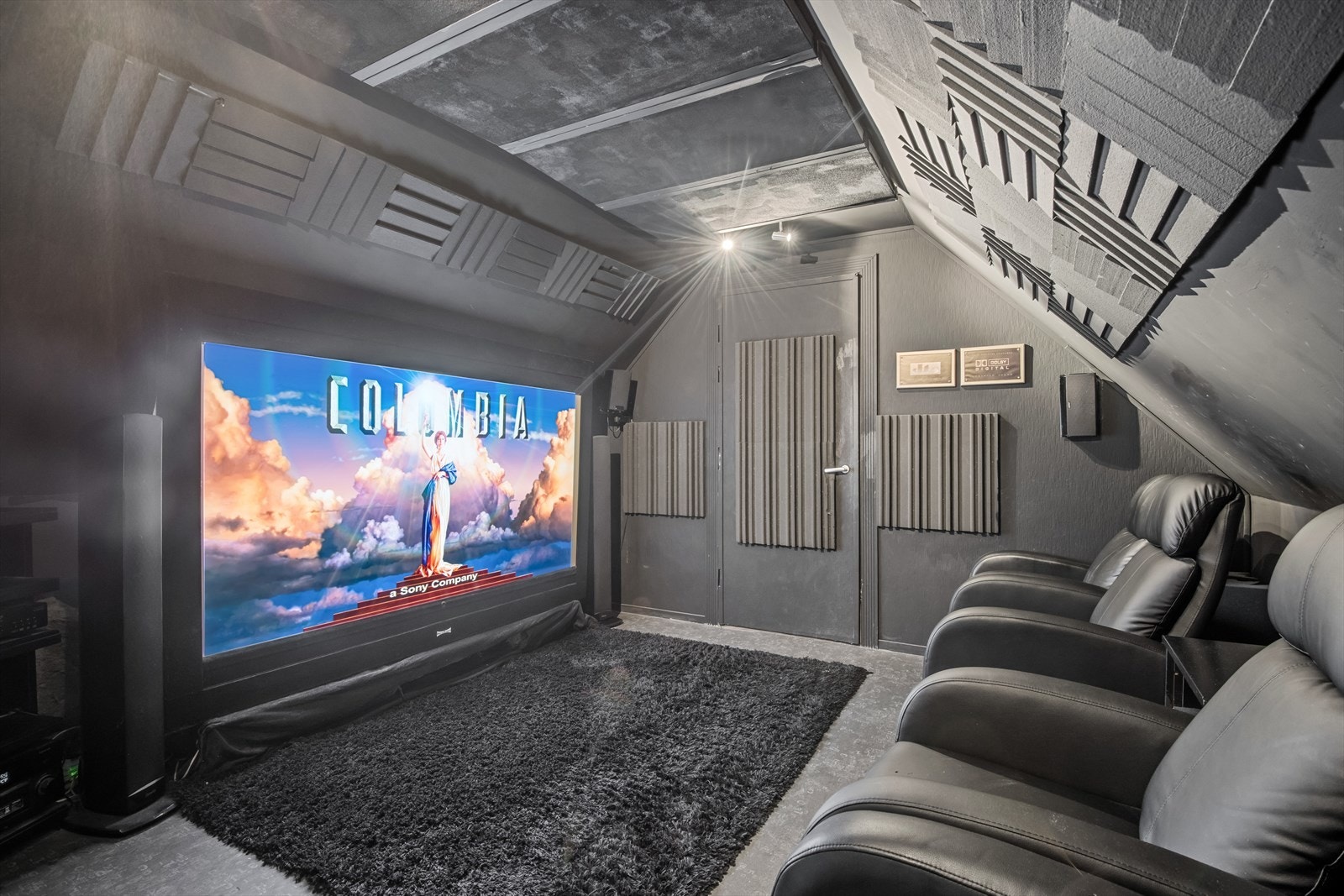 I dag er deler av 2. etasje innredet som et eget hjemmekino. Galleribilde