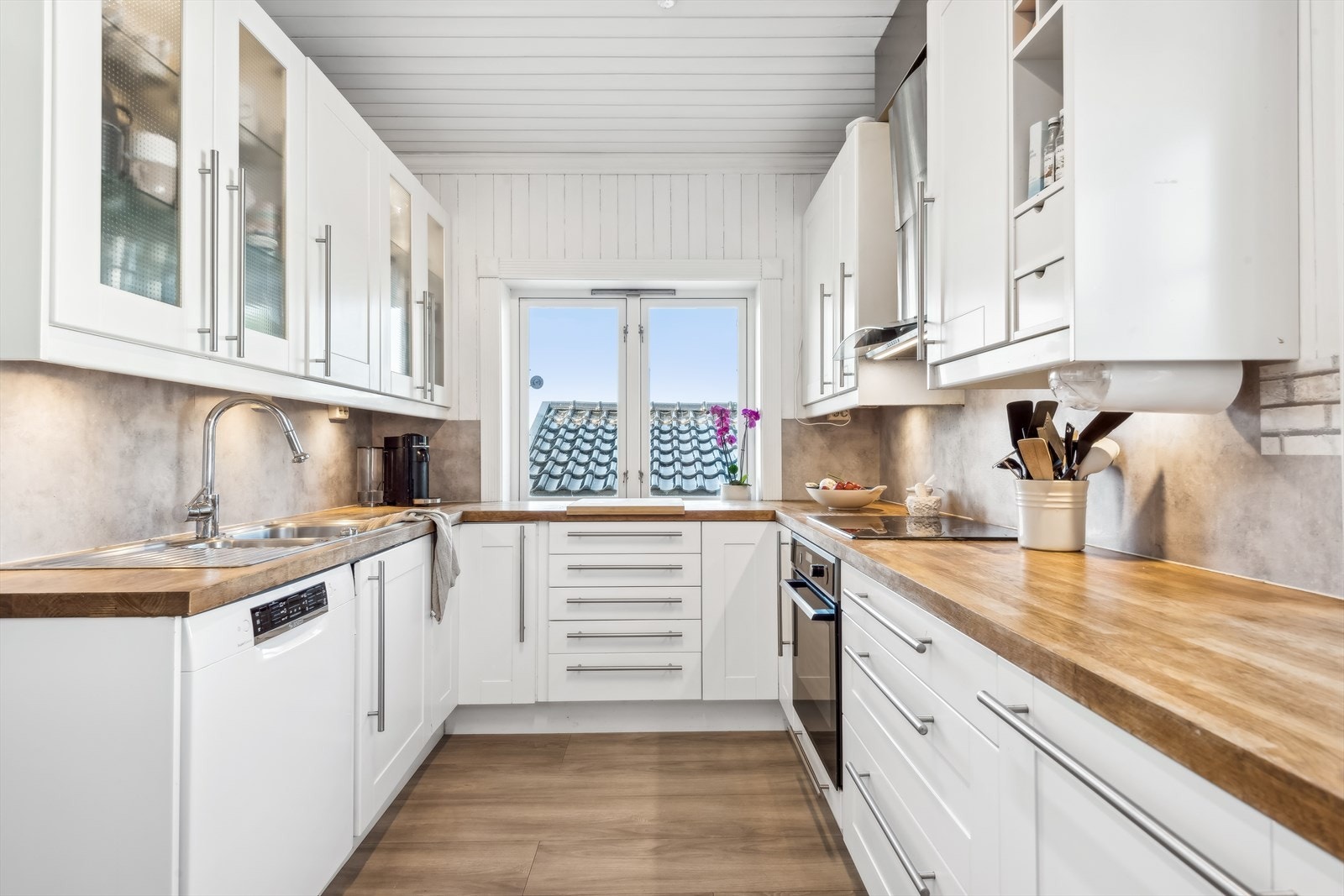 Kjøkkenet er fra ca. 2003 og er i en tidløs utførelse med lyse, profilerte fronter. Enkelte fronter i overskapene er i frostet glass. Galleribilde