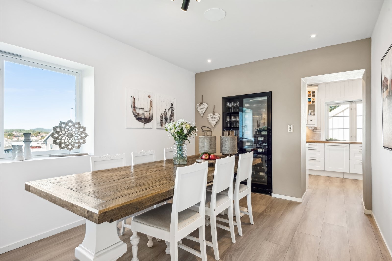 Dette området er perfekt for både hverdagsmiddager og festlige sammenkomster, og gir en hyggelig atmosfære for alle anledninger. Galleribilde