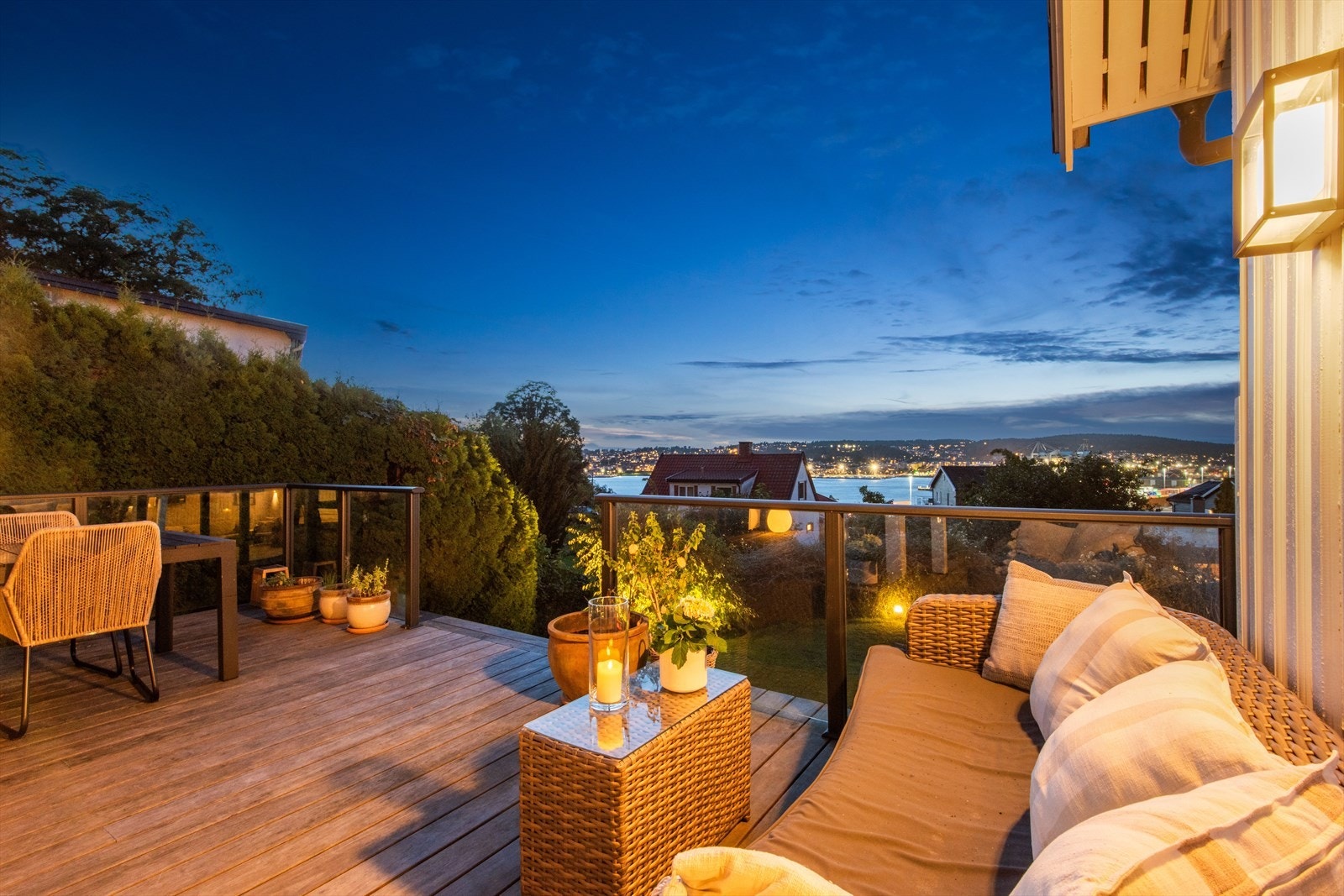 Terrassen har glassrekkverk som gir en uforstyrret utsikt, slik at du kan nyte den i sin fulle prakt. Galleribilde