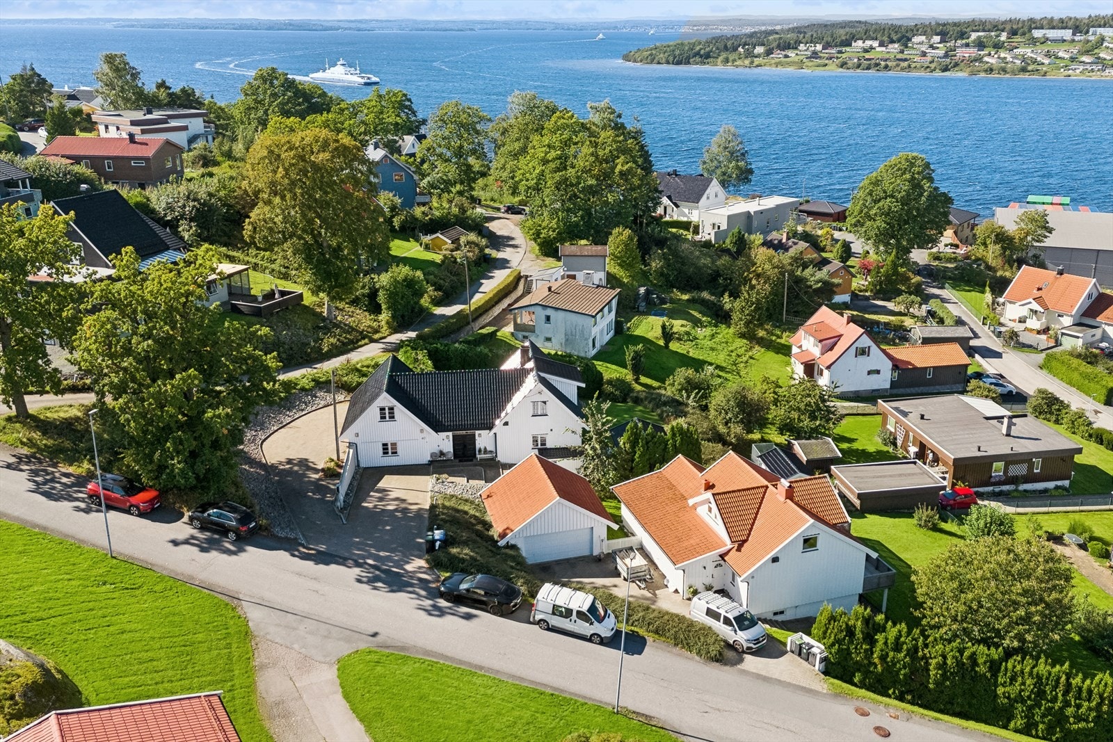 Boligen strekker seg over to etasjeplan, i tillegg til en kjeller, og har en innholdsrik planløsning som tilfredsstiller alle familiens behov. Galleribilde