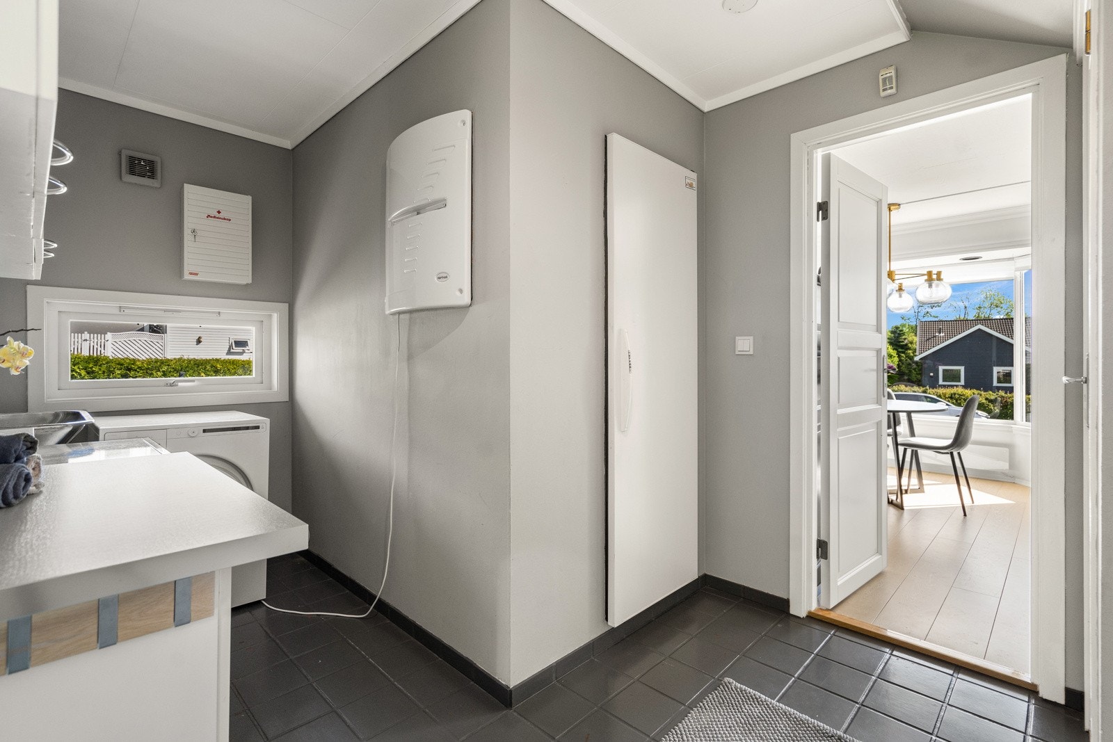 Praktisk vaskerom med stort kjølerom Galleribilde