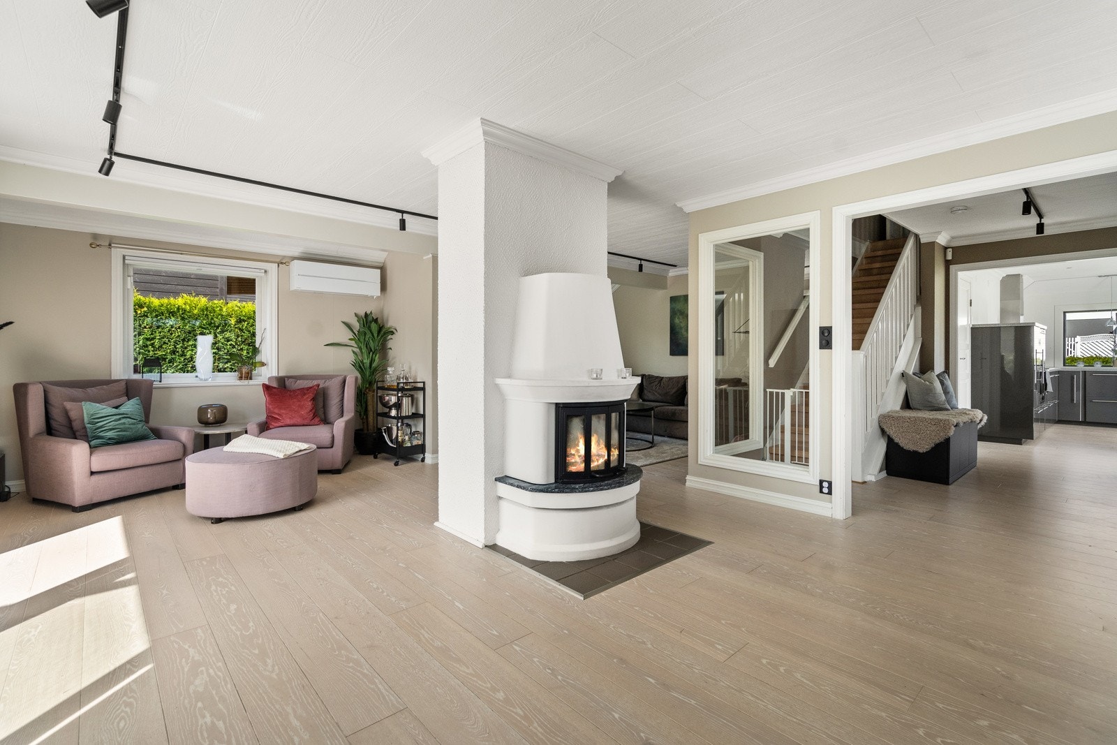 Stor og romslig stue med flere soner Galleribilde